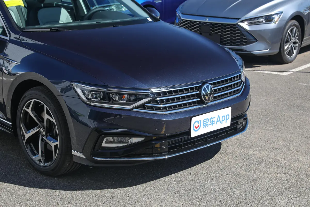 迈腾200万辆纪念版 330TSI 豪华型前格栅侧俯拍