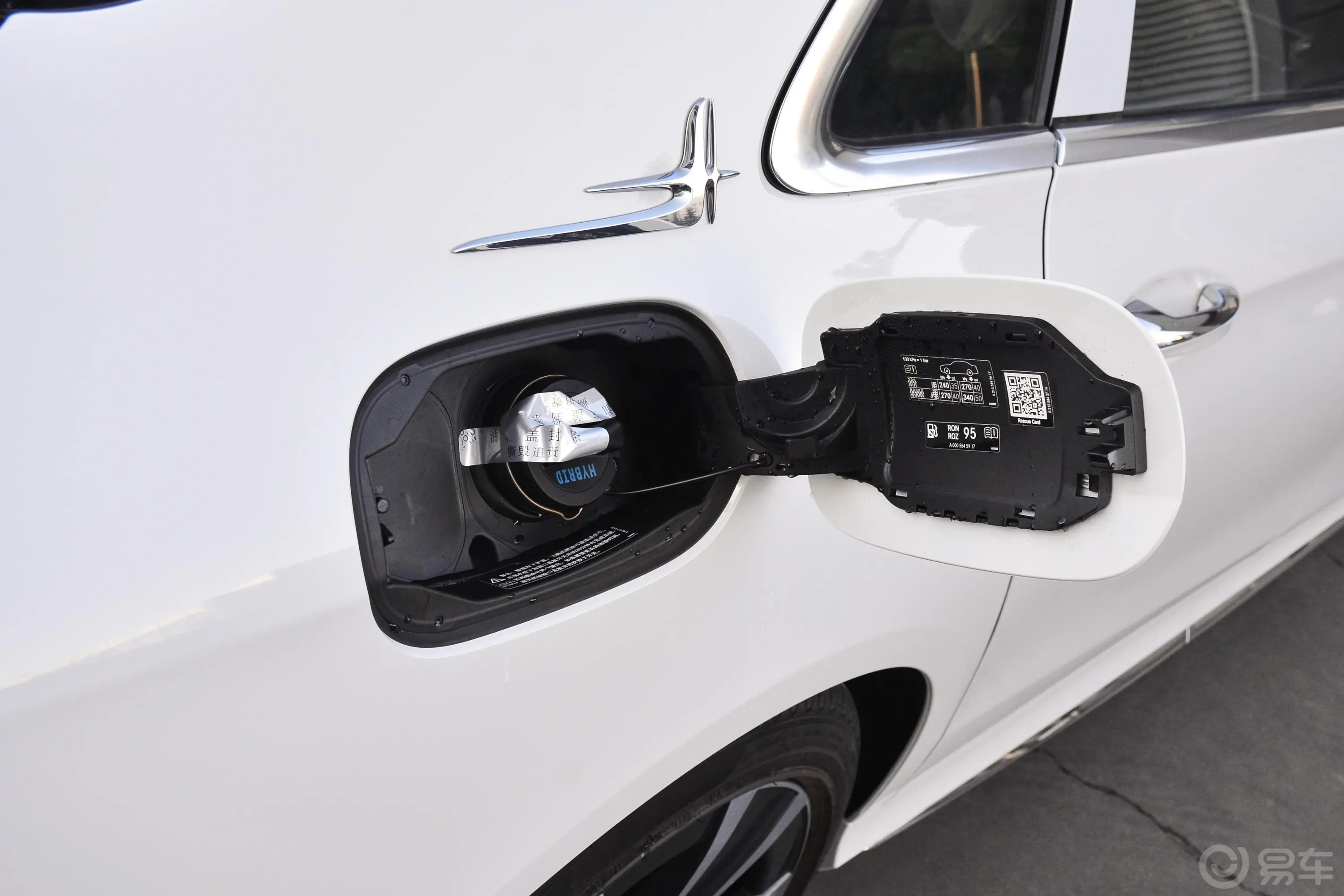 奔驰E级 插电混动E 350 e L 插电式混合动力运动轿车油箱盖