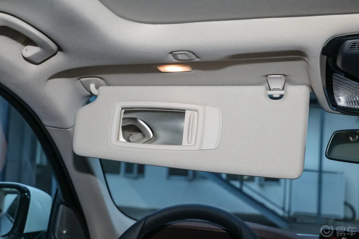 宝马5系改款二 530Li xDrive 豪华套装驾驶位遮阳板