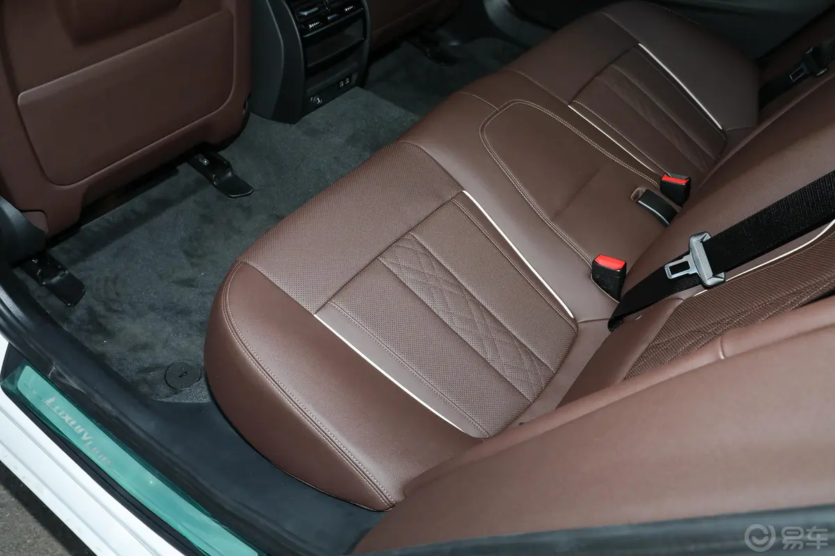 宝马5系改款二 530Li xDrive 豪华套装后排空间