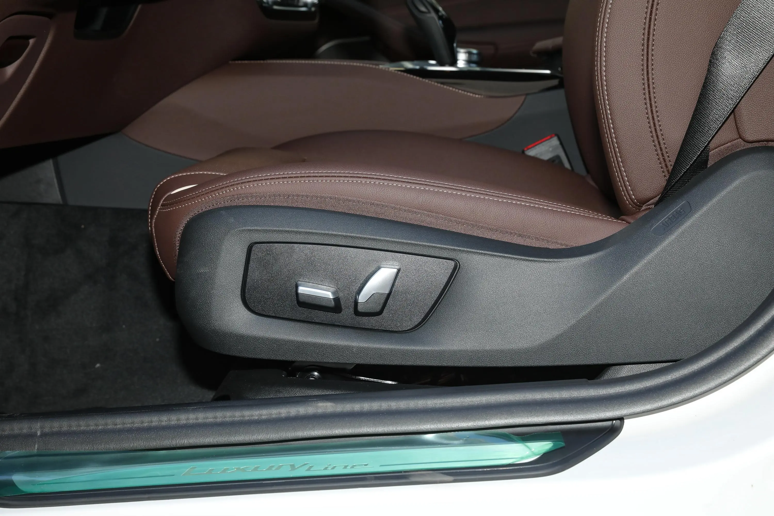 宝马5系改款二 530Li xDrive 豪华套装主驾座椅调节