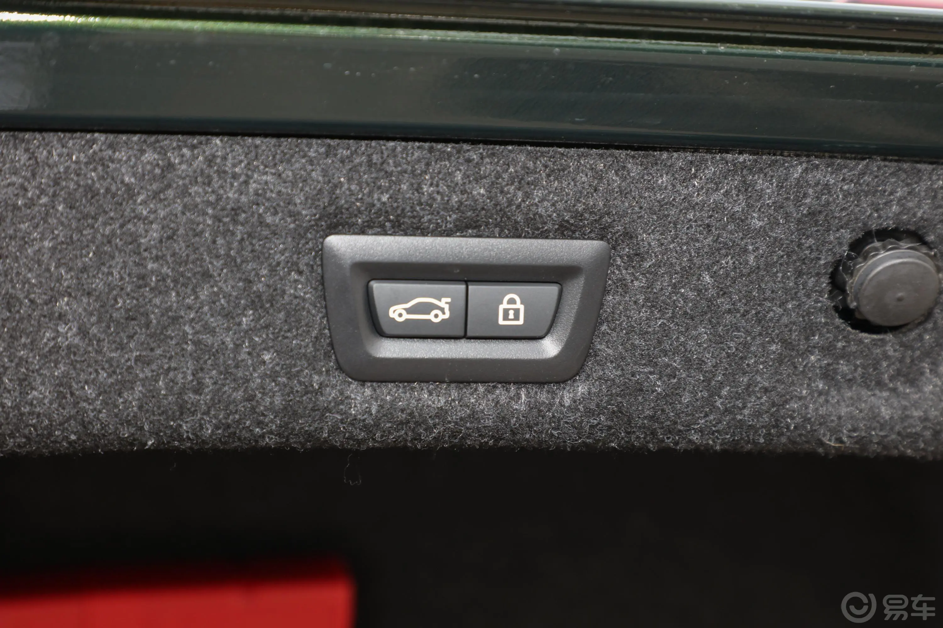 宝马M550周年版 M5电动尾门按键（手动扶手）