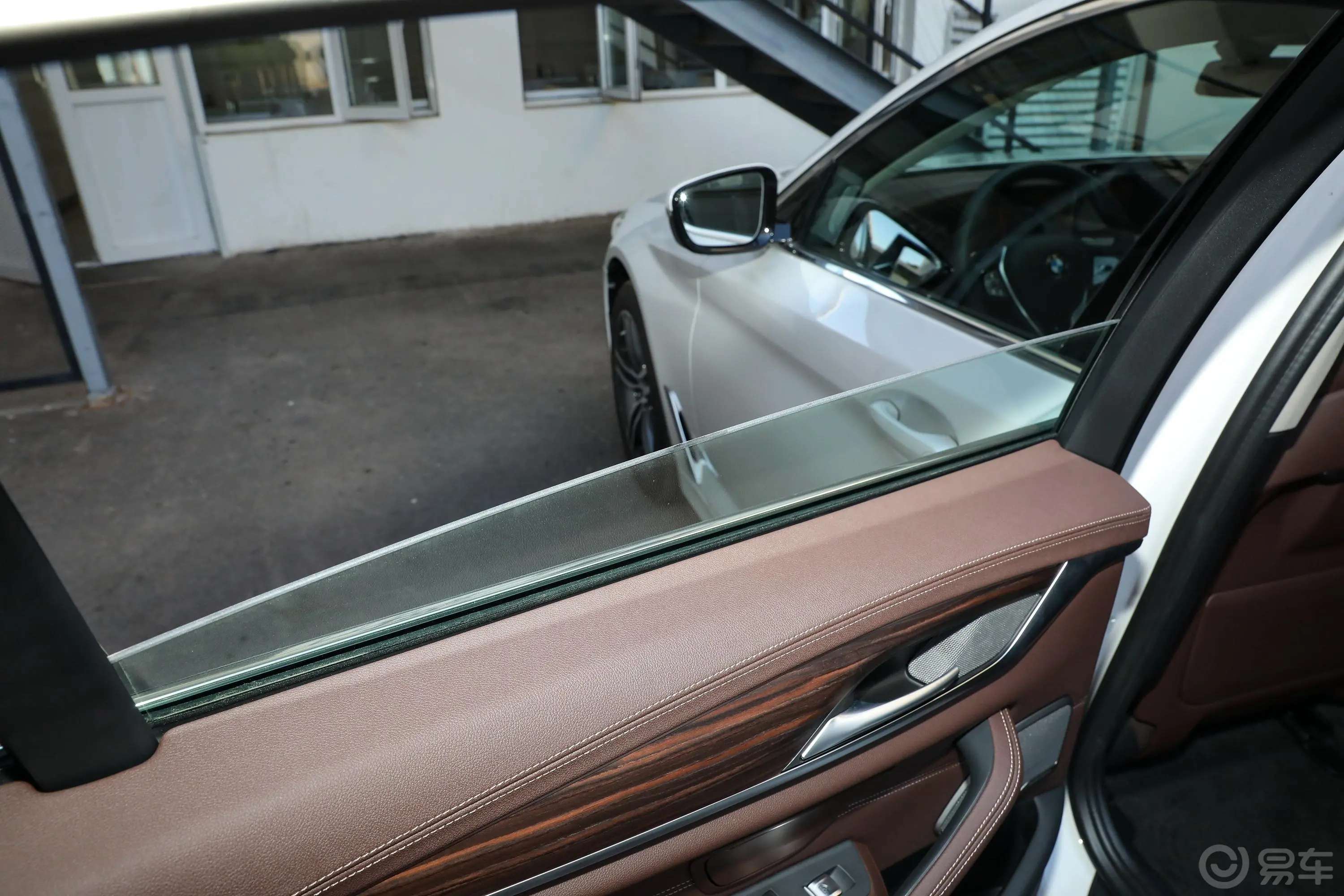 宝马5系改款二 530Li xDrive 豪华套装后排玻璃材质特写