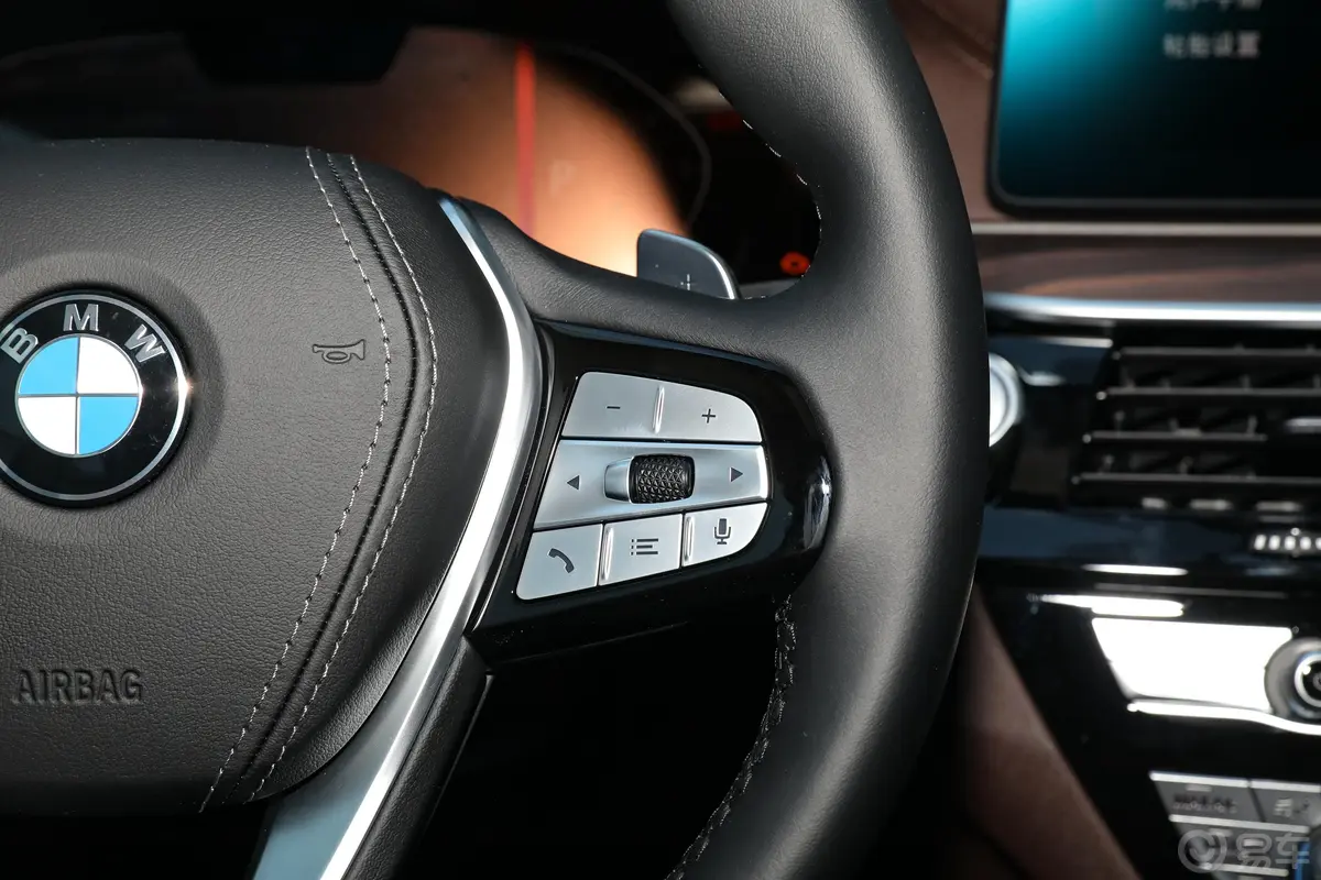 宝马5系改款二 530Li xDrive 豪华套装右侧方向盘功能按键