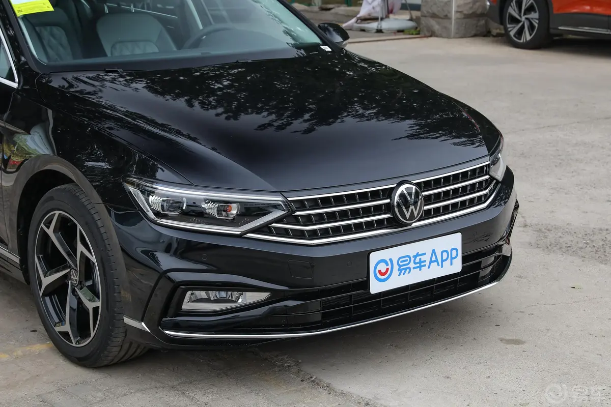 迈腾200万辆纪念版 330TSI 领先型前格栅侧俯拍