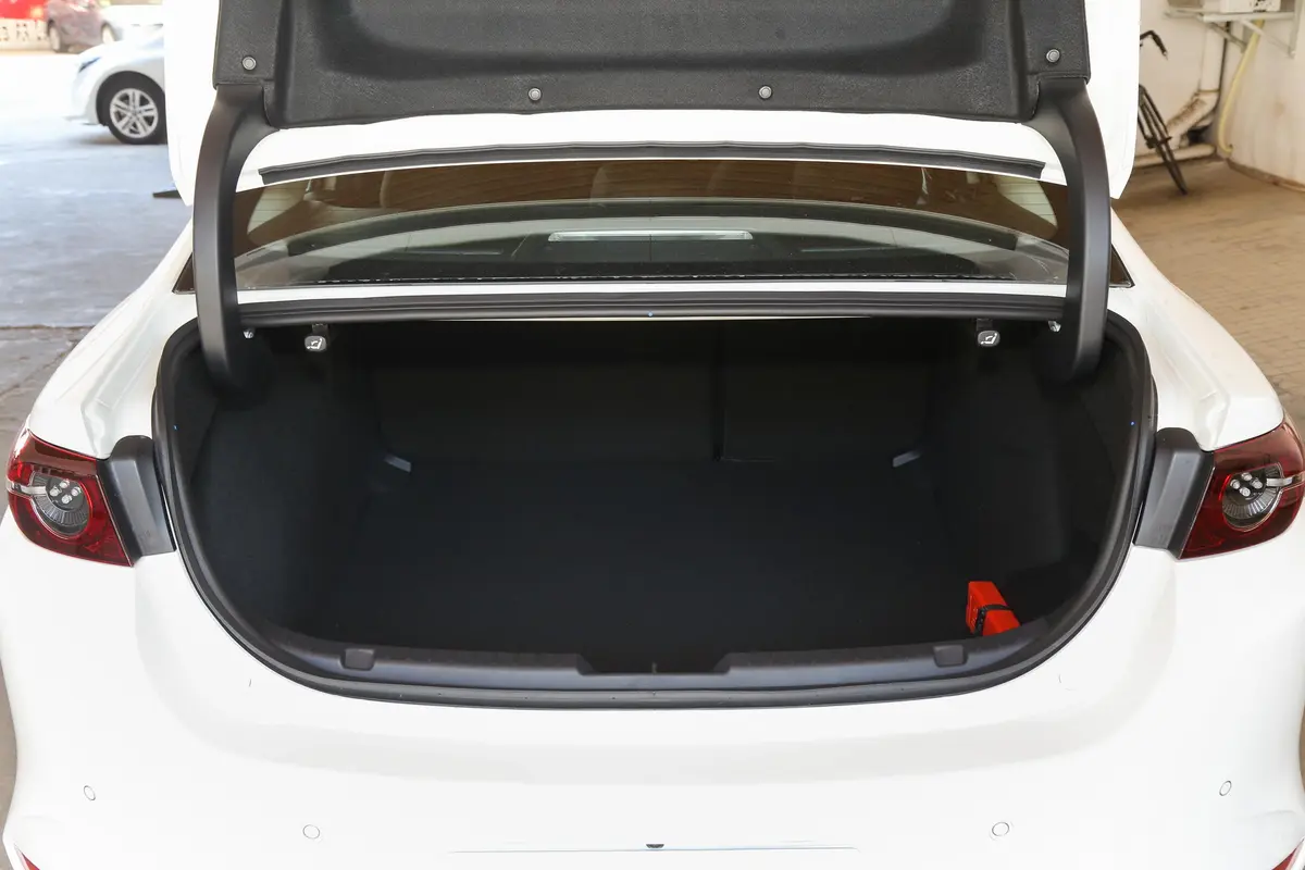 马自达3 昂克赛拉1.5L 手动质美版后备厢空间特写