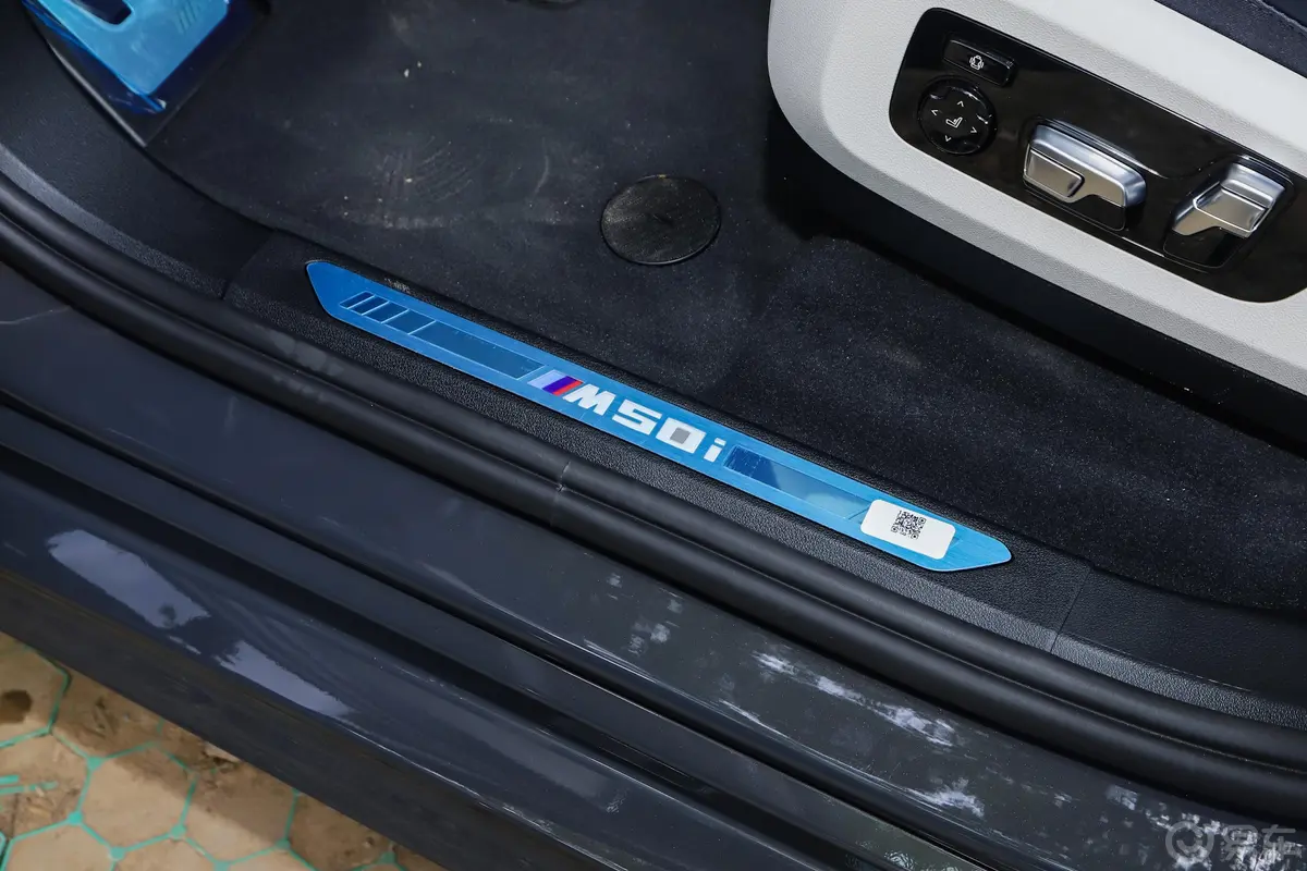 宝马X750周年版 xDrive M50i前排迎宾踏板