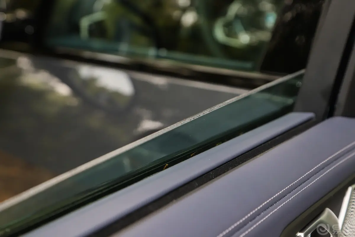 宝马X750周年版 xDrive M50i后排玻璃材质特写