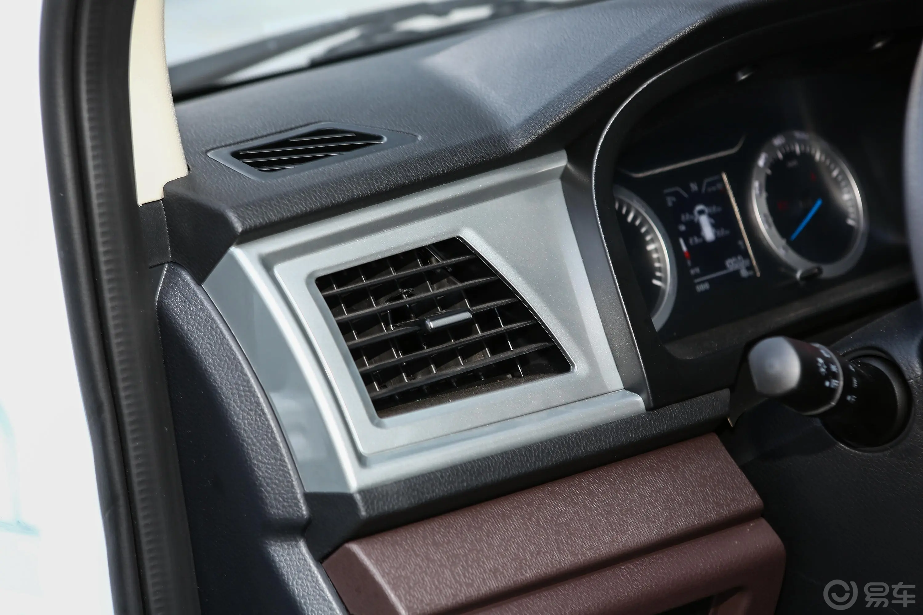 博腾V2 EV封窗厢货 标准型 河南锂动电池主驾驶位