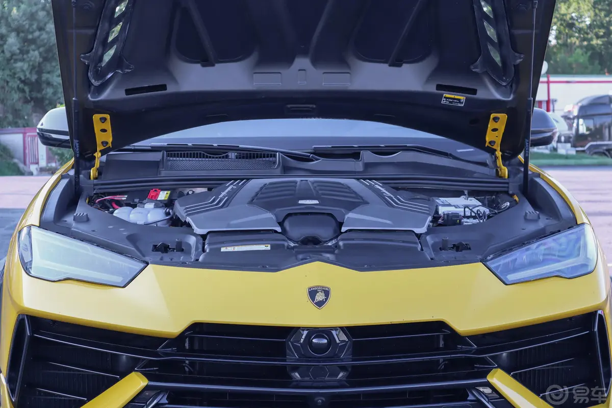 Urus4.0T V8 Performante发动机舱整体