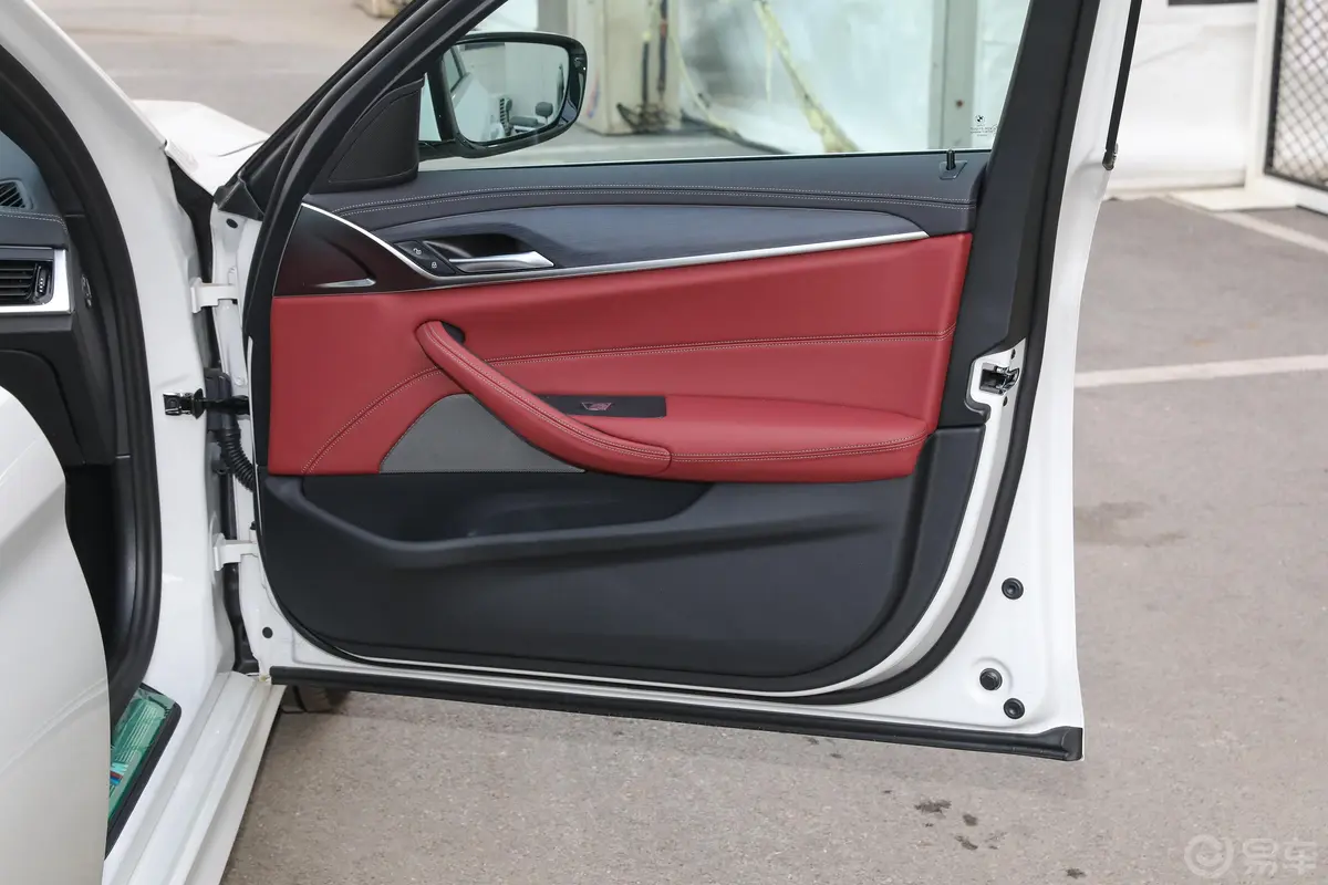 宝马5系改款二 530Li xDrive M运动套装副驾驶位