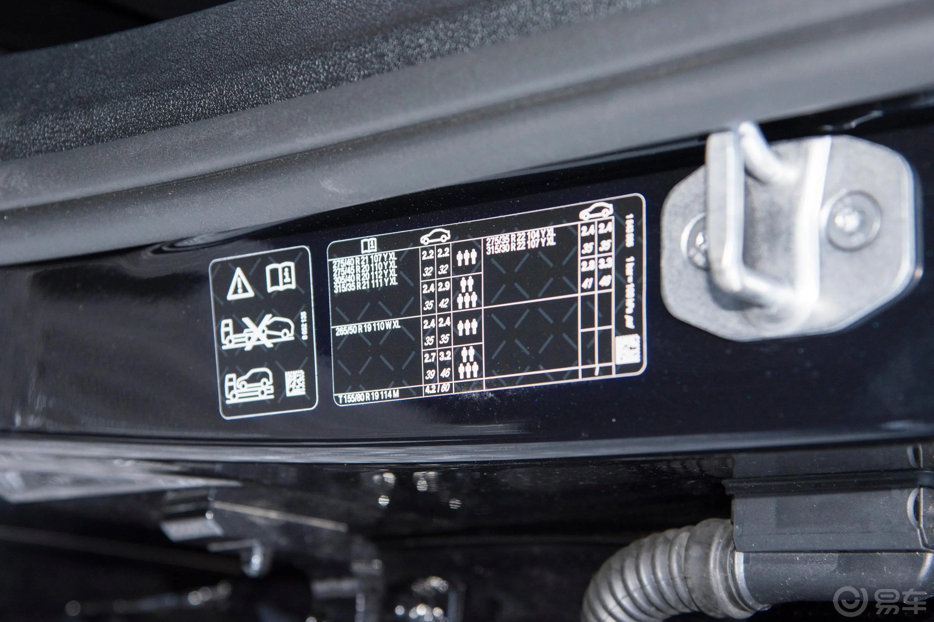 宝马X6改款二 xDrive40i M运动套装胎压信息铭牌