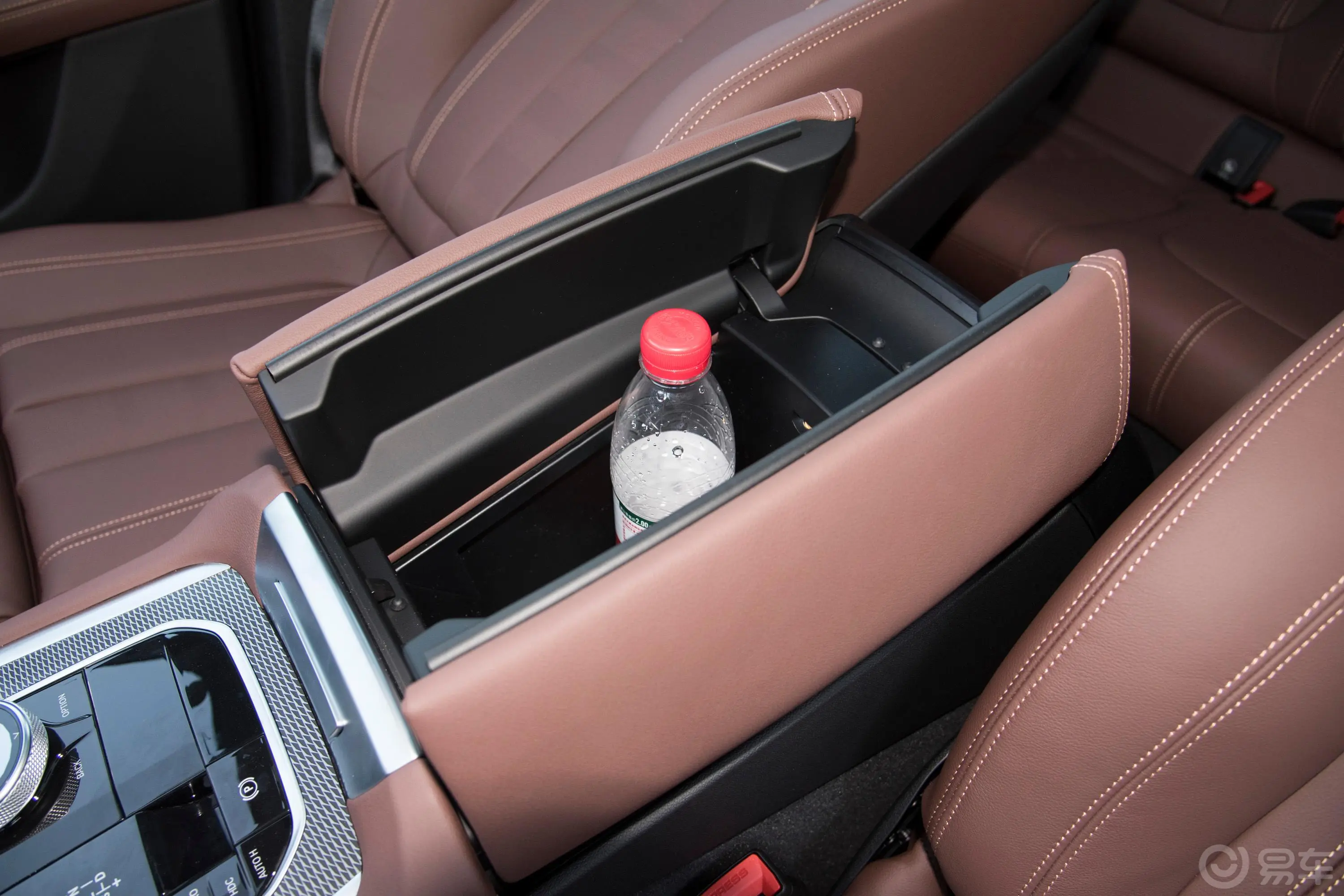 宝马X6改款二 xDrive40i M运动套装前排扶手箱储物格