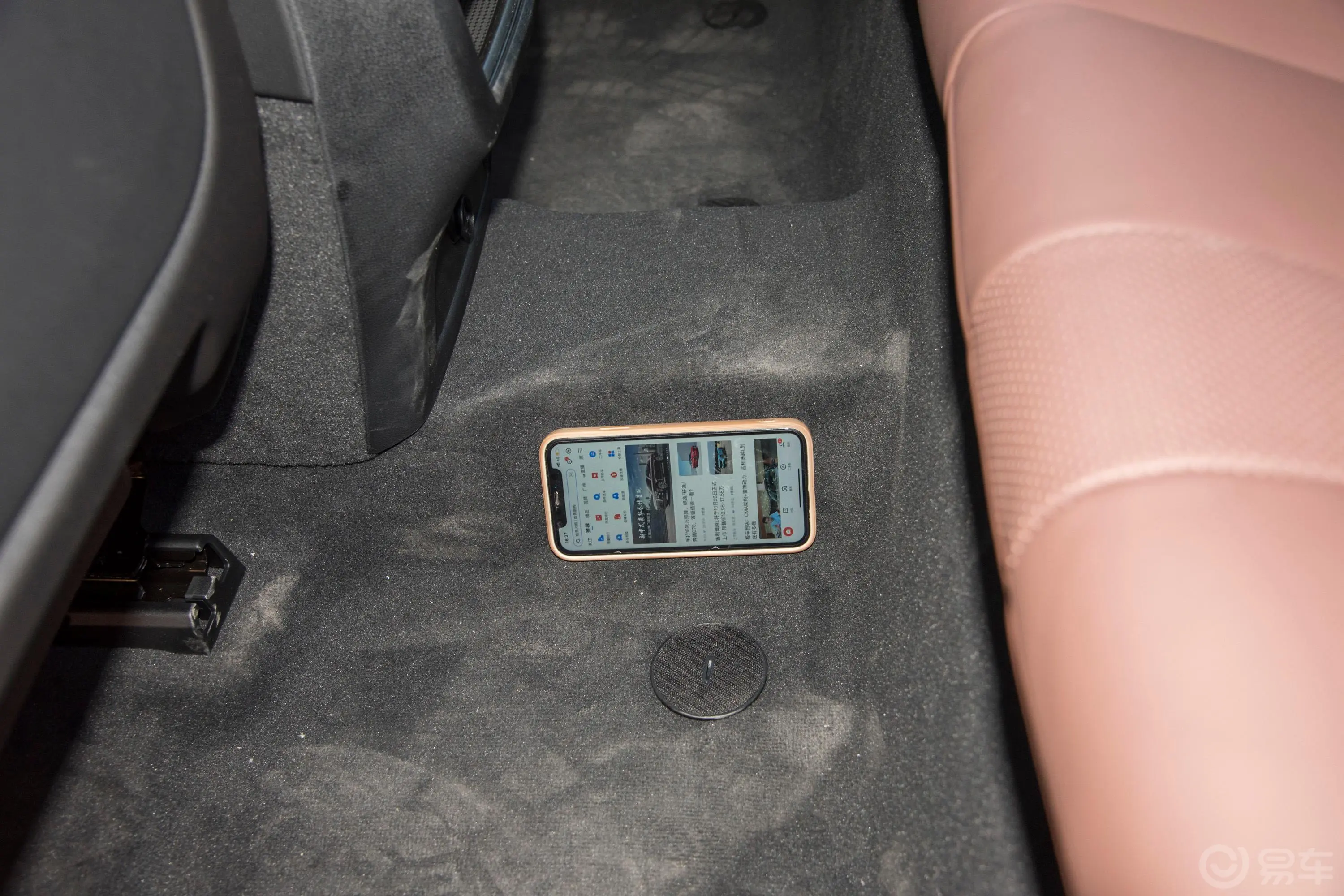 宝马X6改款二 xDrive40i M运动套装后排地板中间位置