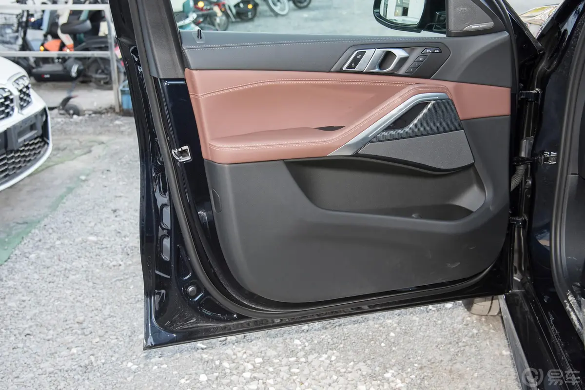 宝马X6改款二 xDrive40i M运动套装主驾驶位