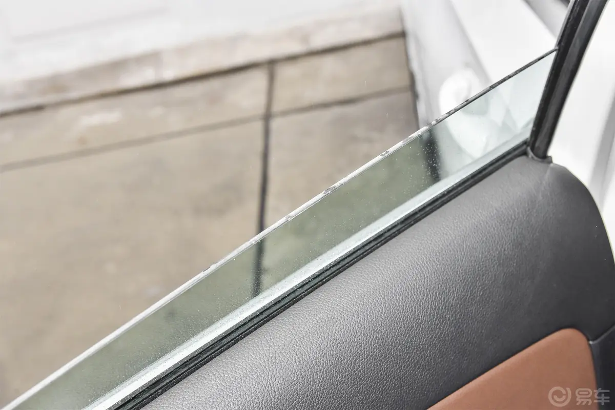 奔驰A级(进口)A 200 时尚型后排玻璃材质特写