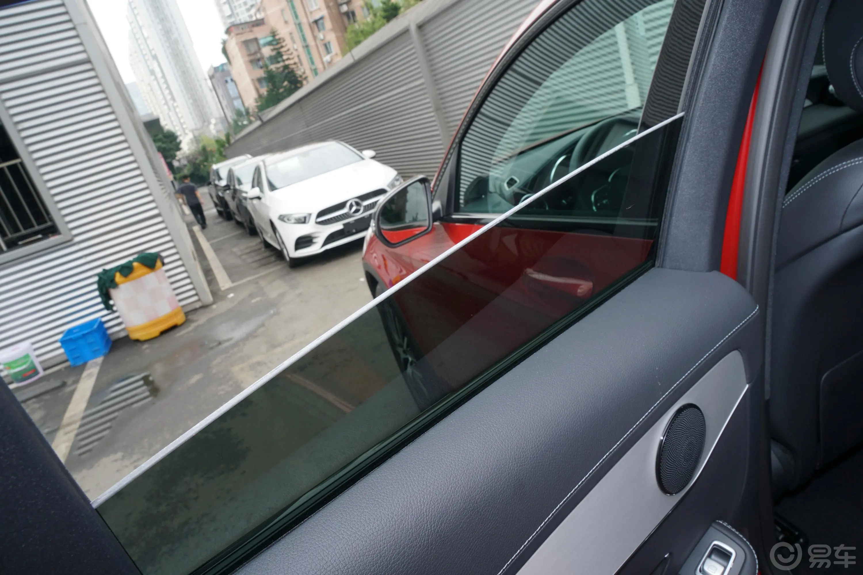 奔驰GLC轿跑GLC 260 4MATIC 轿跑SUV后排玻璃材质特写