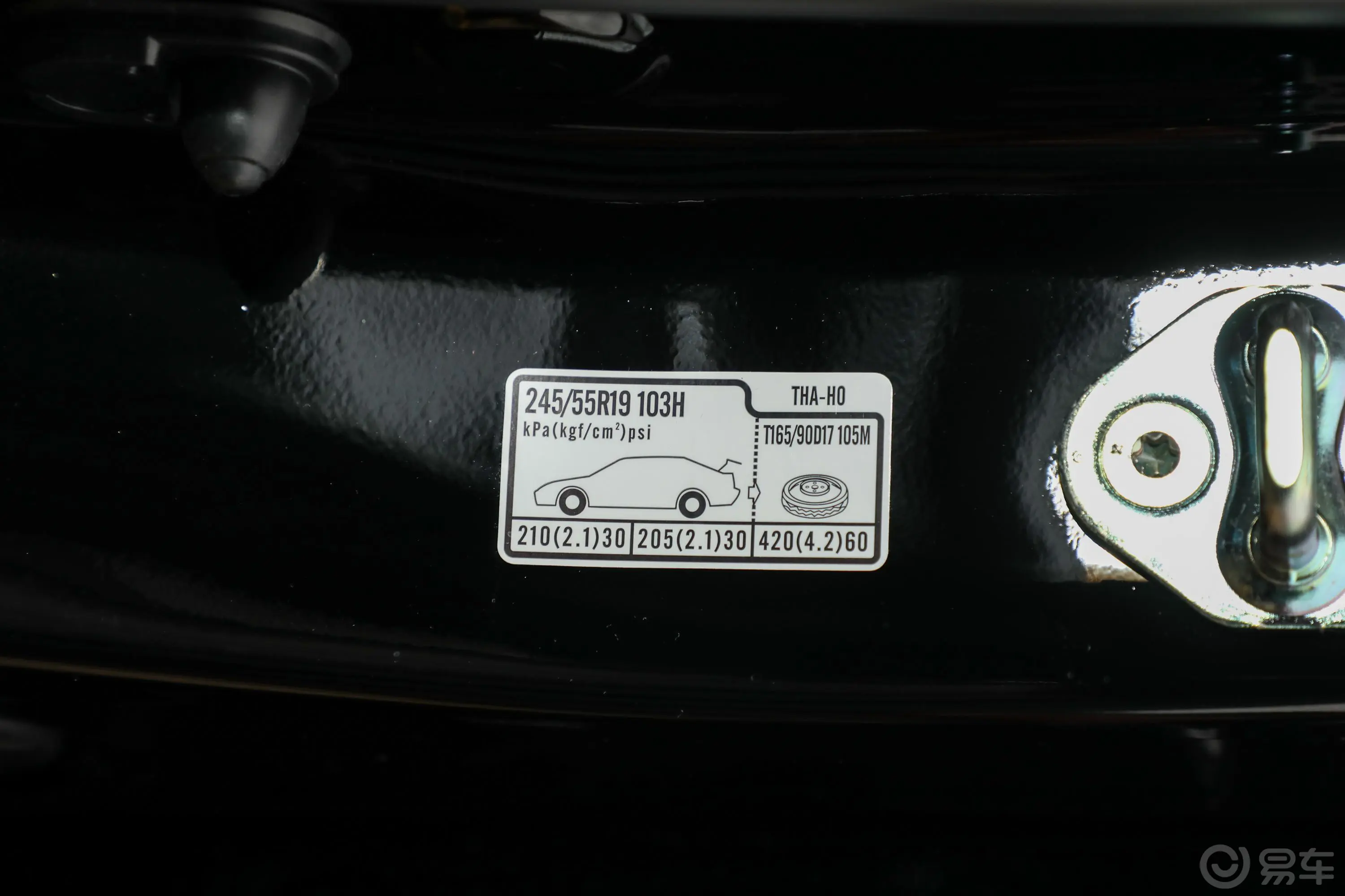 冠道240TURBO CVT两驱限量纪念版胎压信息铭牌