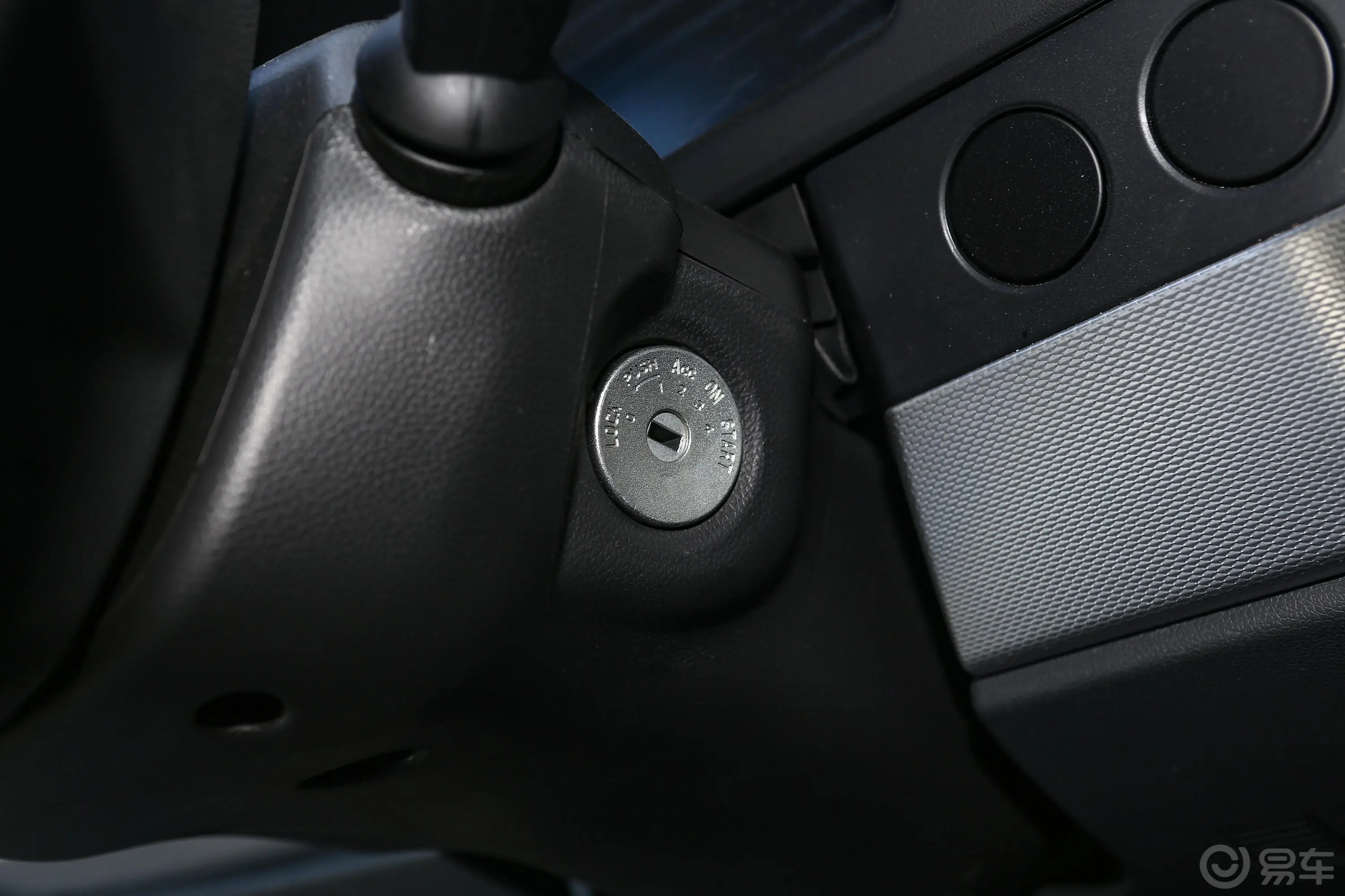 御风多功能车 V9+ 2.0T 手动前驱中轴中顶 7座钥匙孔或一键启动按键