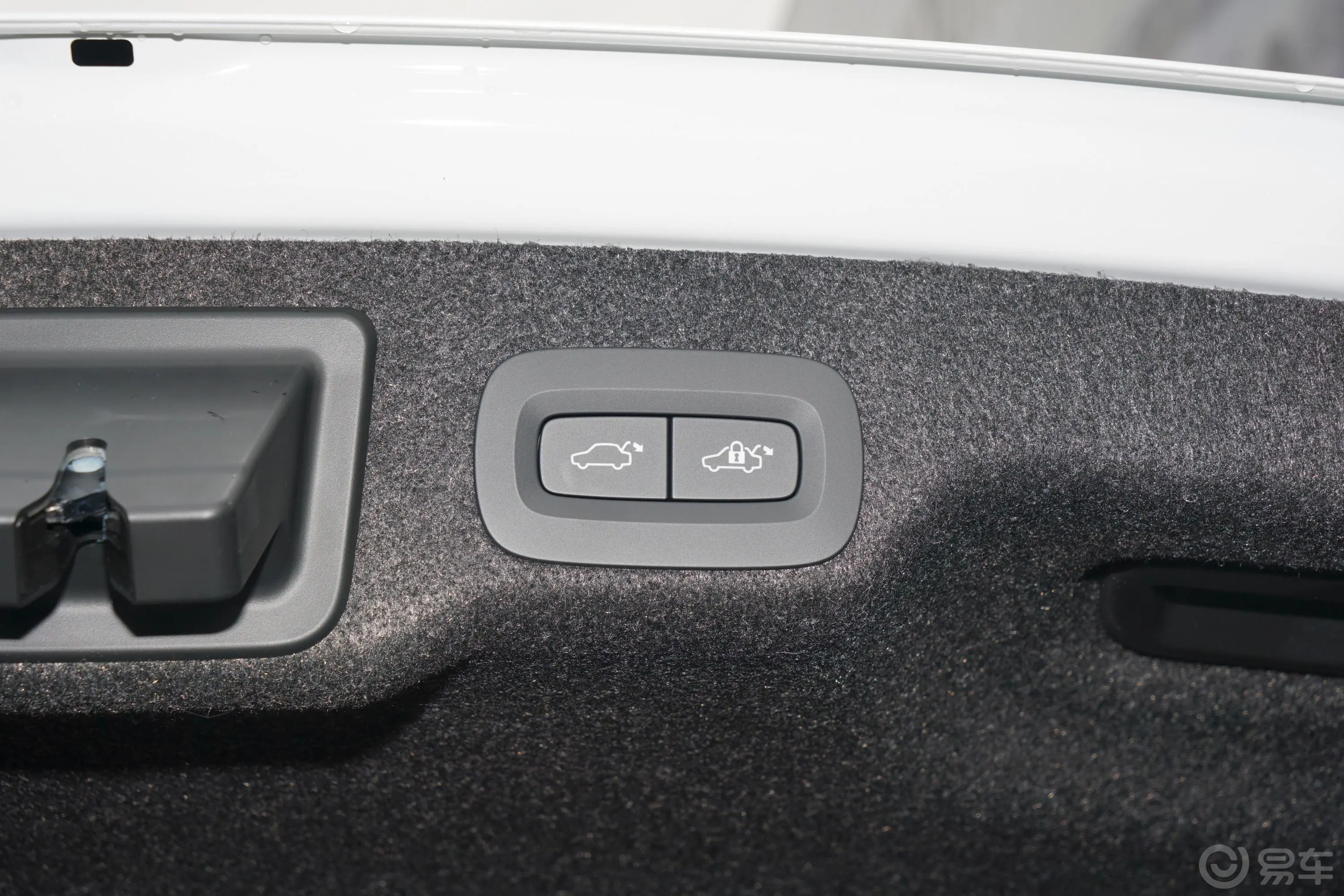 沃尔沃S90 RECHARGET8 长续航 智雅豪华版电动尾门按键（手动扶手）