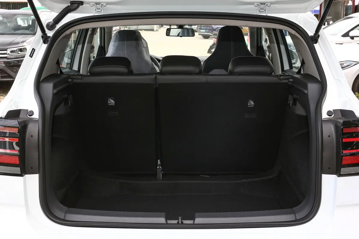 途铠1.5L 自动舒适版后备厢空间特写