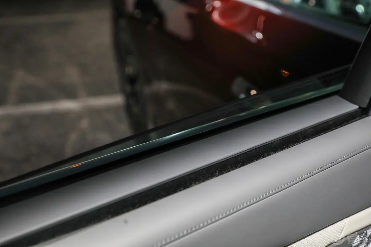 宝马i7xDrive60L 豪华套装后排玻璃材质特写