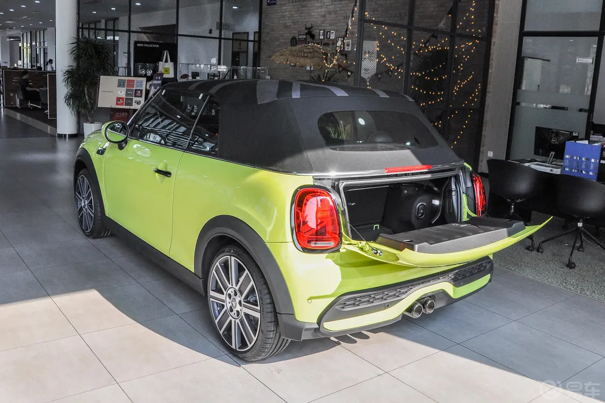 MINI CABRIO改款 2.0T COOPER S CABRIO 艺术家后备厢开启45度侧拍