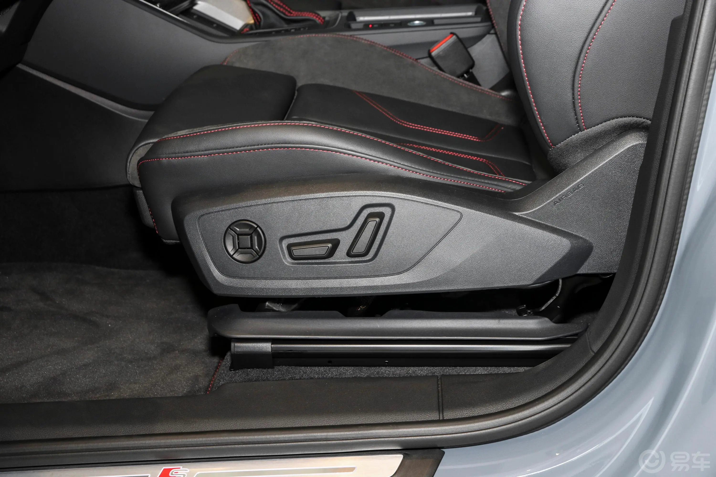 奥迪Q3 Sportback40 TFSI RS套件燃速型主驾座椅调节