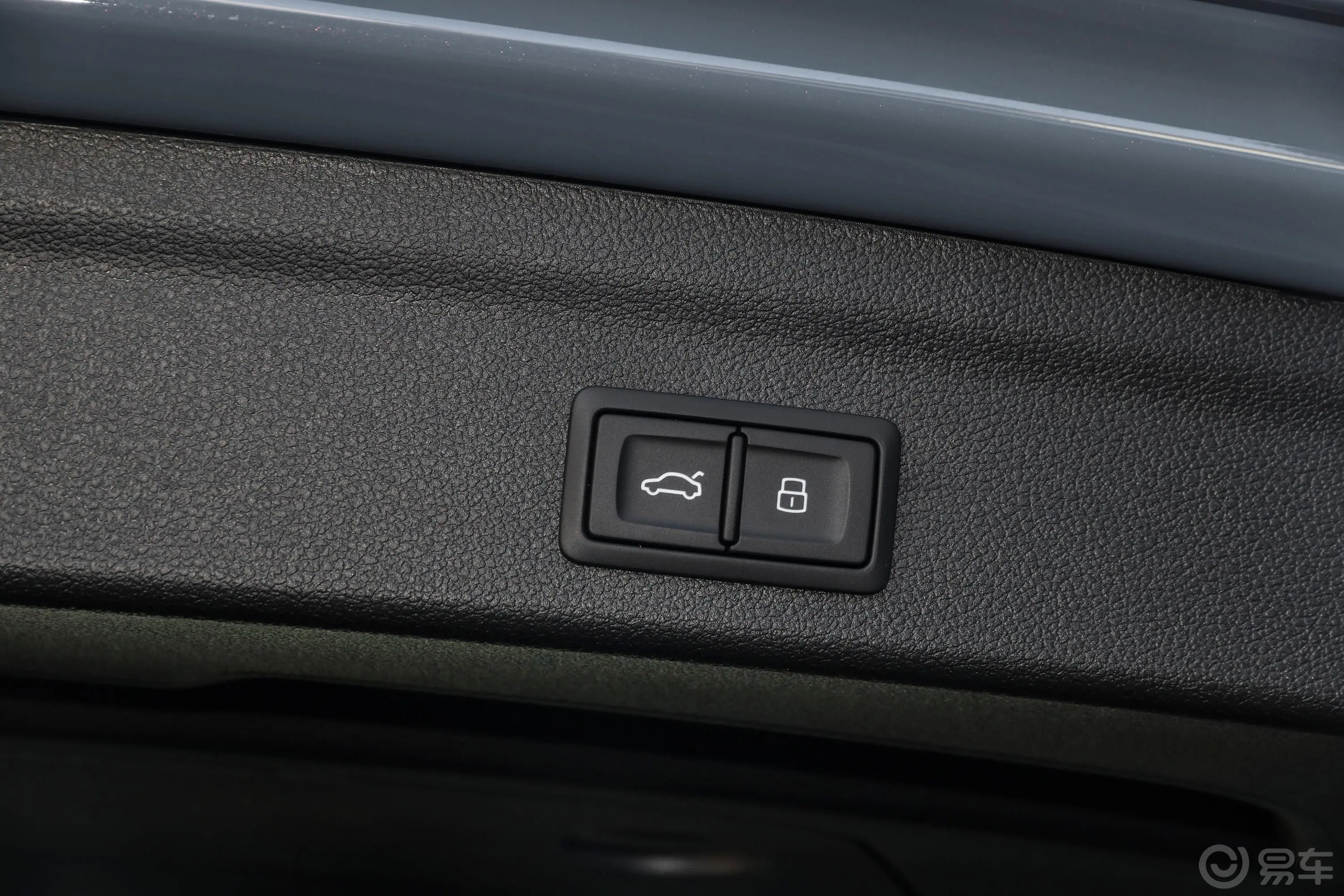 奥迪Q340 TFSI RS套件燃速型电动尾门按键（手动扶手）