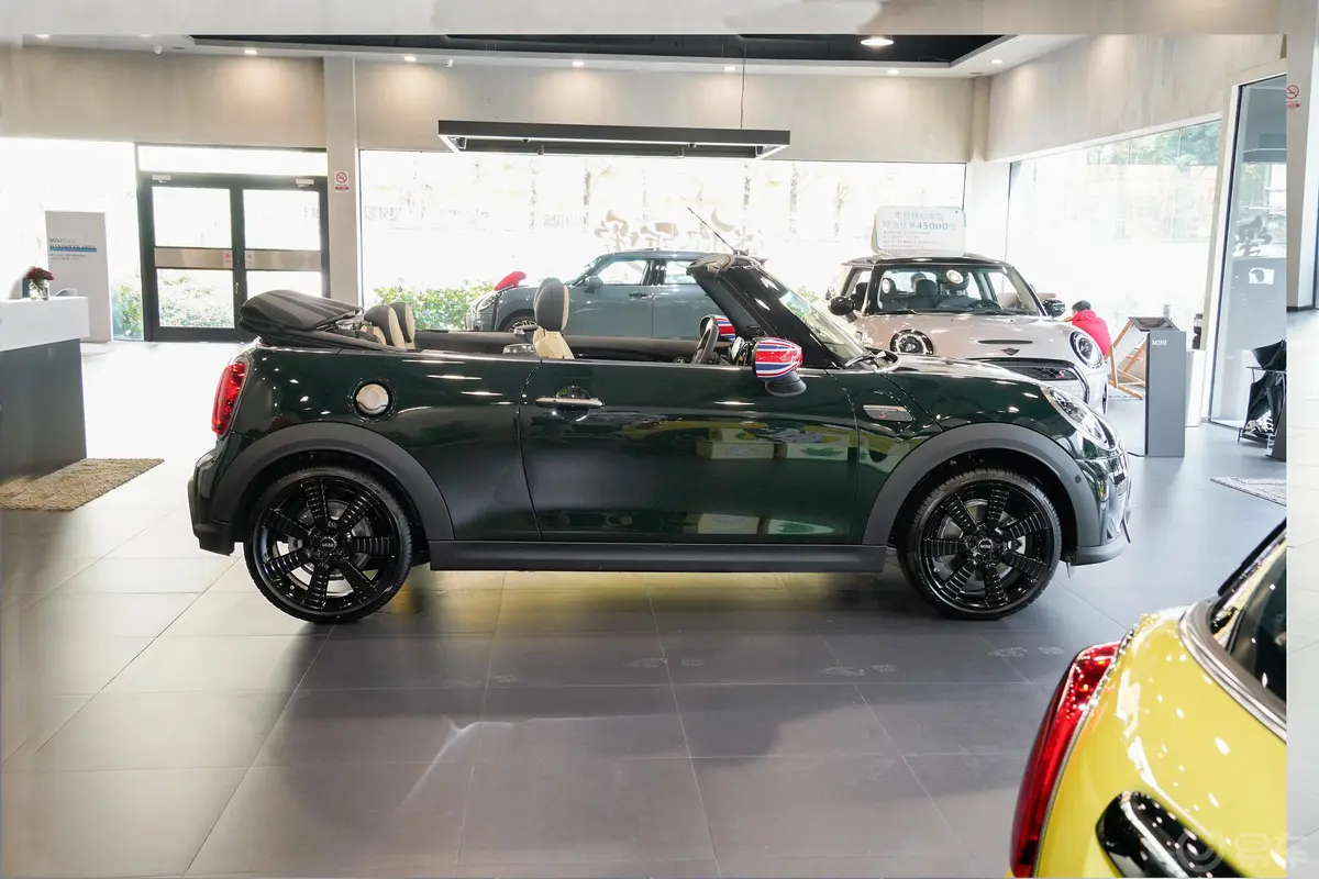 MINI CABRIO2.0T COOPER S CABRIO 执迷特别版正侧车头向右水平