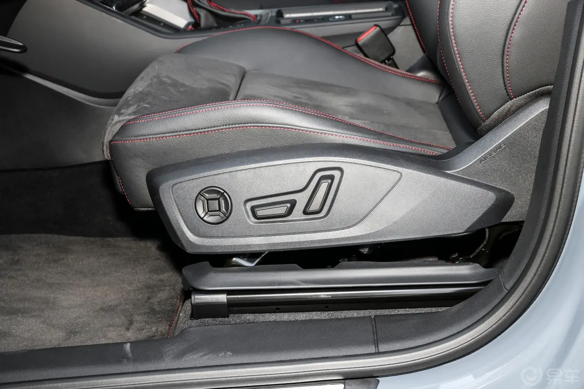 奥迪Q340 TFSI RS套件燃速型主驾座椅调节