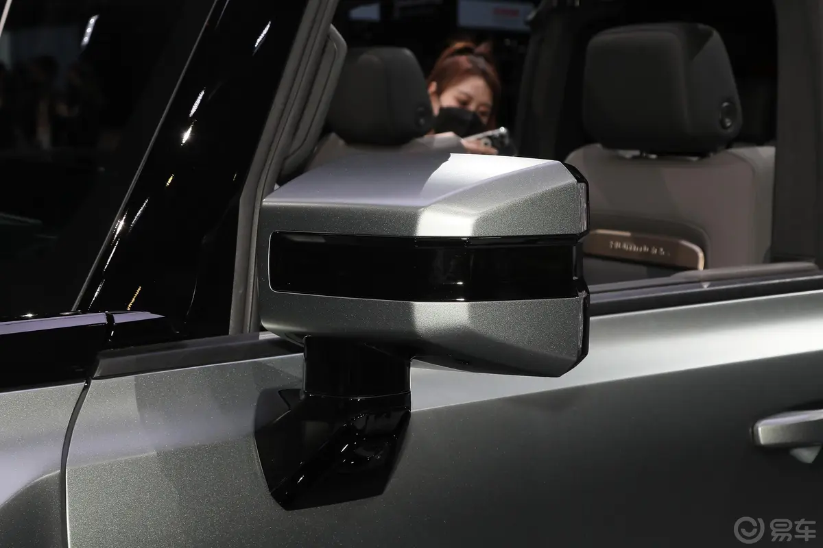 HUMMER EV SUV顶配版主驾驶后视镜背面