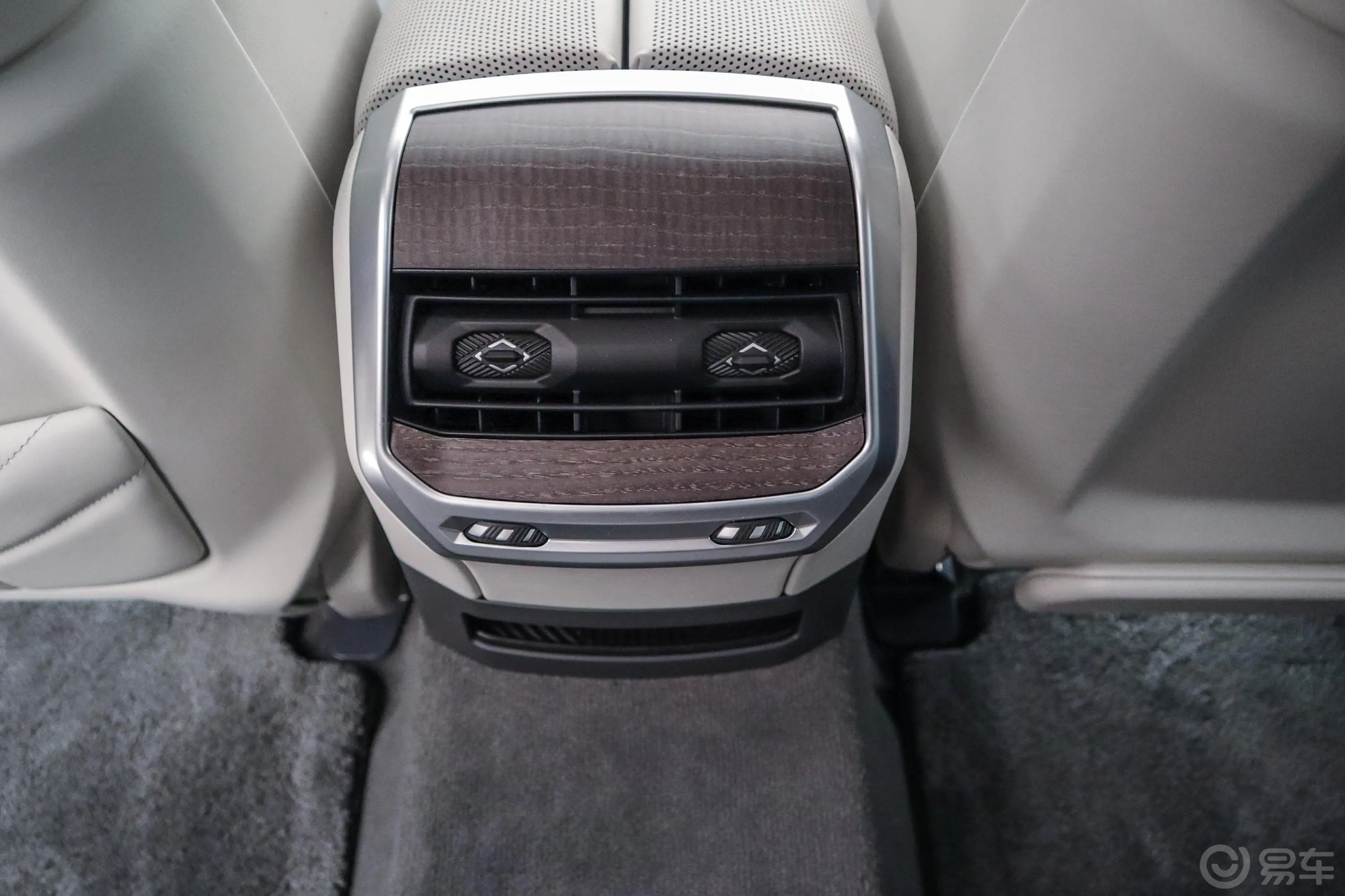 宝马i7xDrive60L 豪华套装后排空调控制键