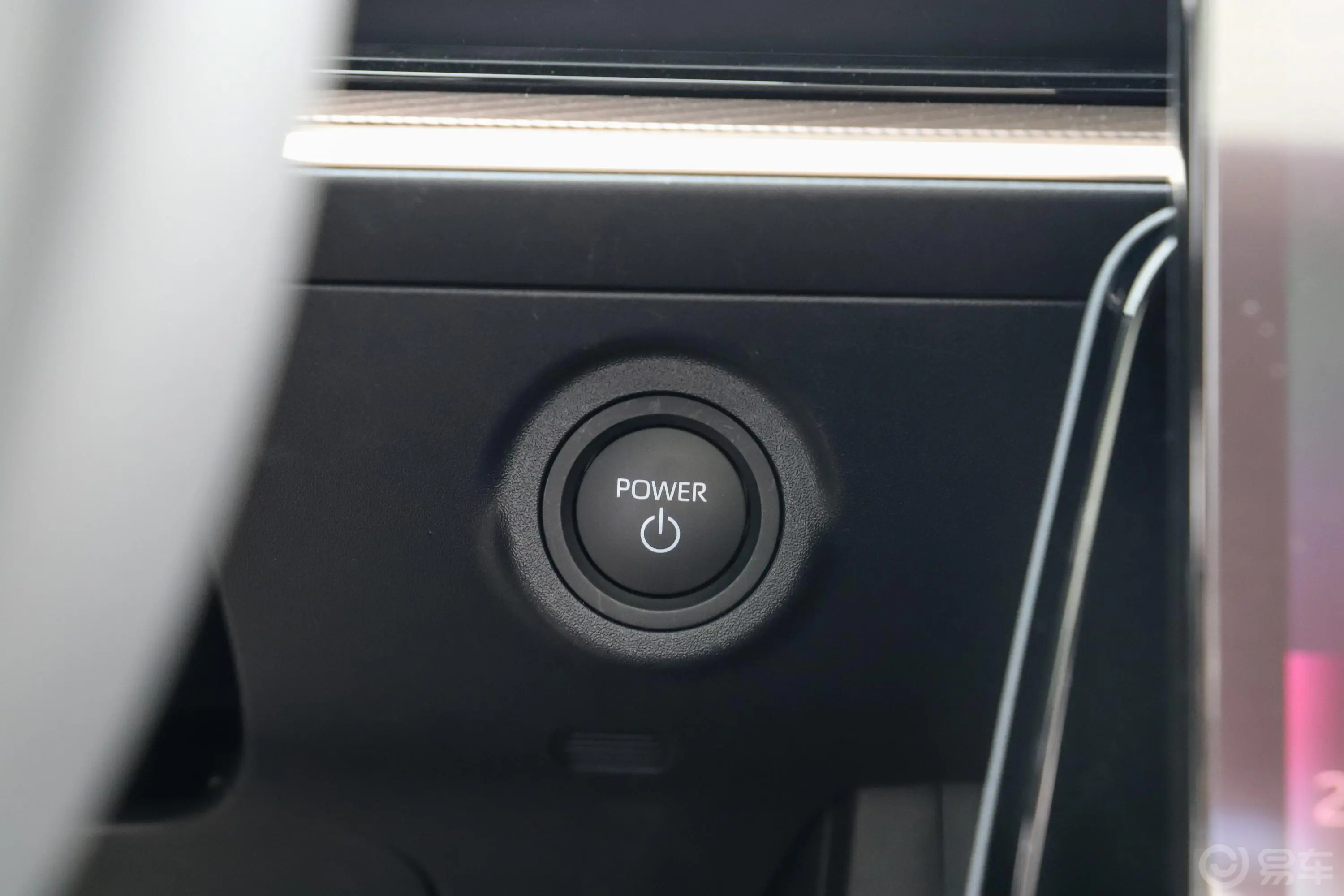 一汽丰田bZ3616km 长续航Premium钥匙孔或一键启动按键