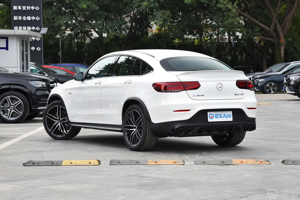 奔驰GLC轿跑 AMGAMG GLC 43 4MATIC 轿跑SUV侧后45度车头向左水平