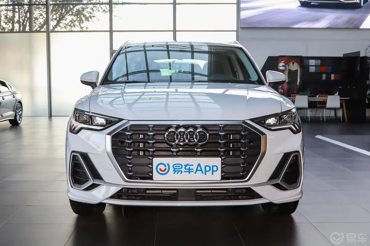 奥迪Q335 TFSI 进取动感型侧前45度车头向右水平