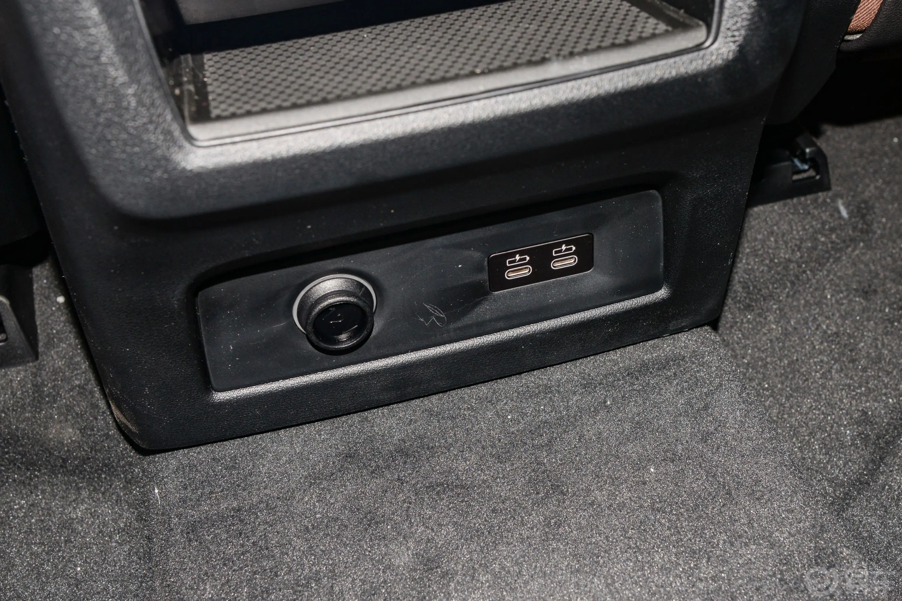 宝马X7xDrive40i 领先型 豪华套装后排功能