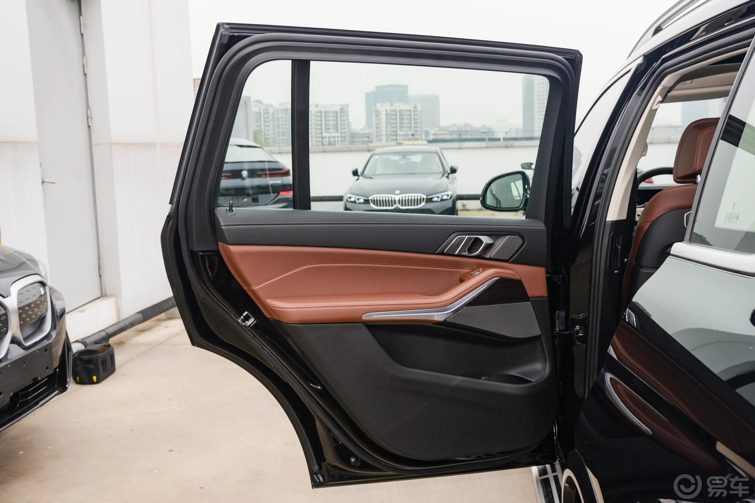 宝马X7xDrive40i 领先型 豪华套装驾驶员侧后车门