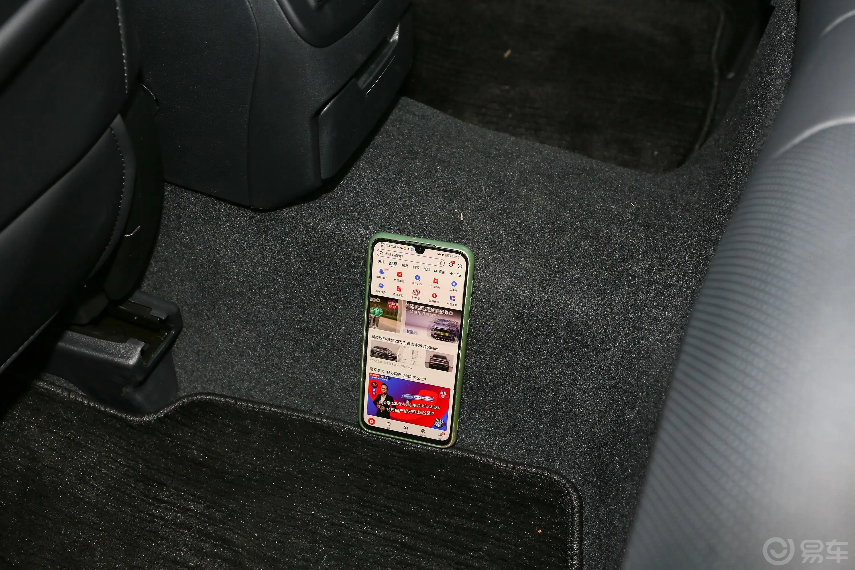 傲虎2.5i AWD运动版Eyesight后排地板中间位置