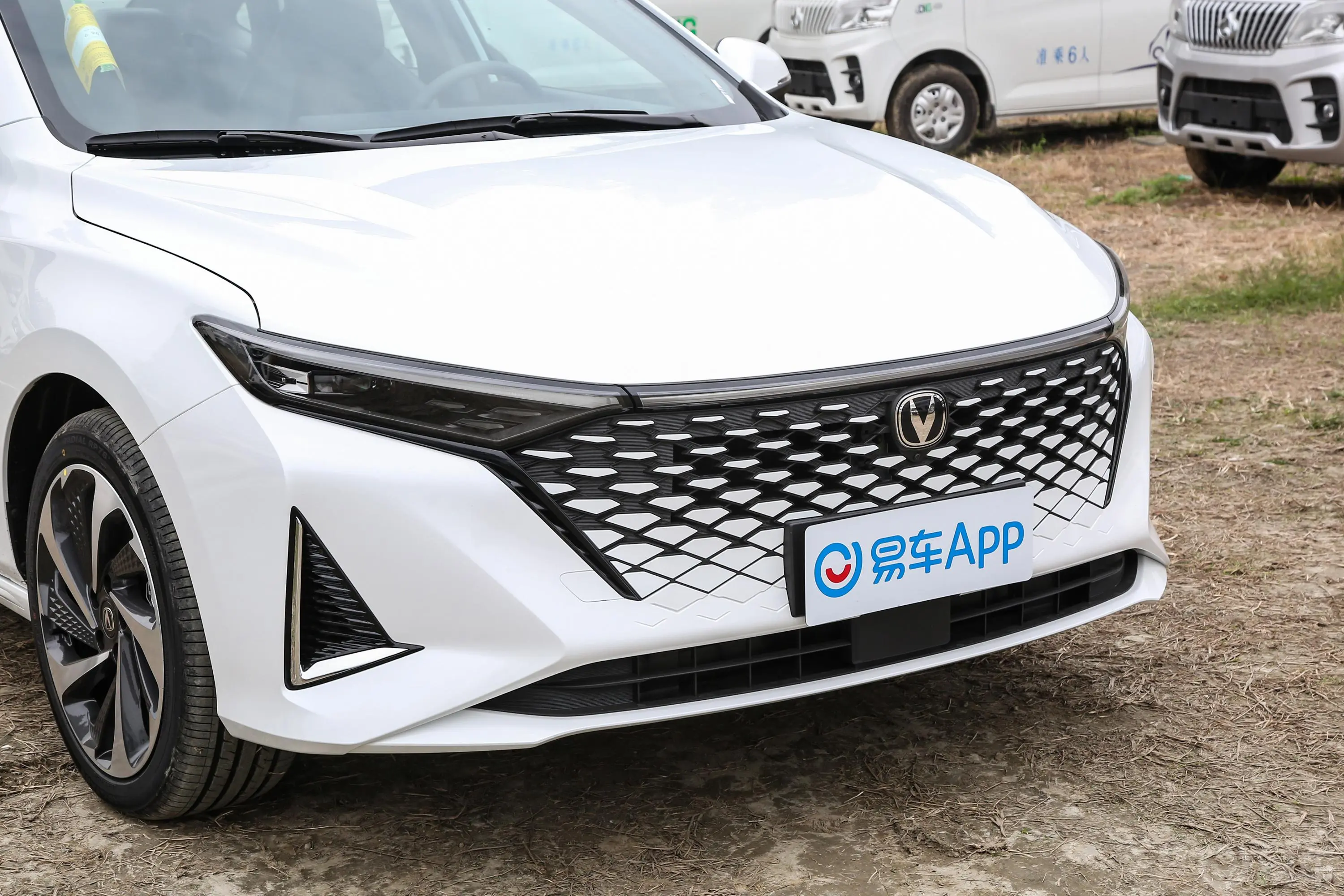 锐程PLUS1.5T 领悦型前格栅侧俯拍