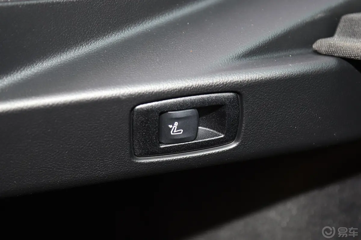 宝马6系GT630i M运动大旅行家版后备箱内座椅放倒按钮