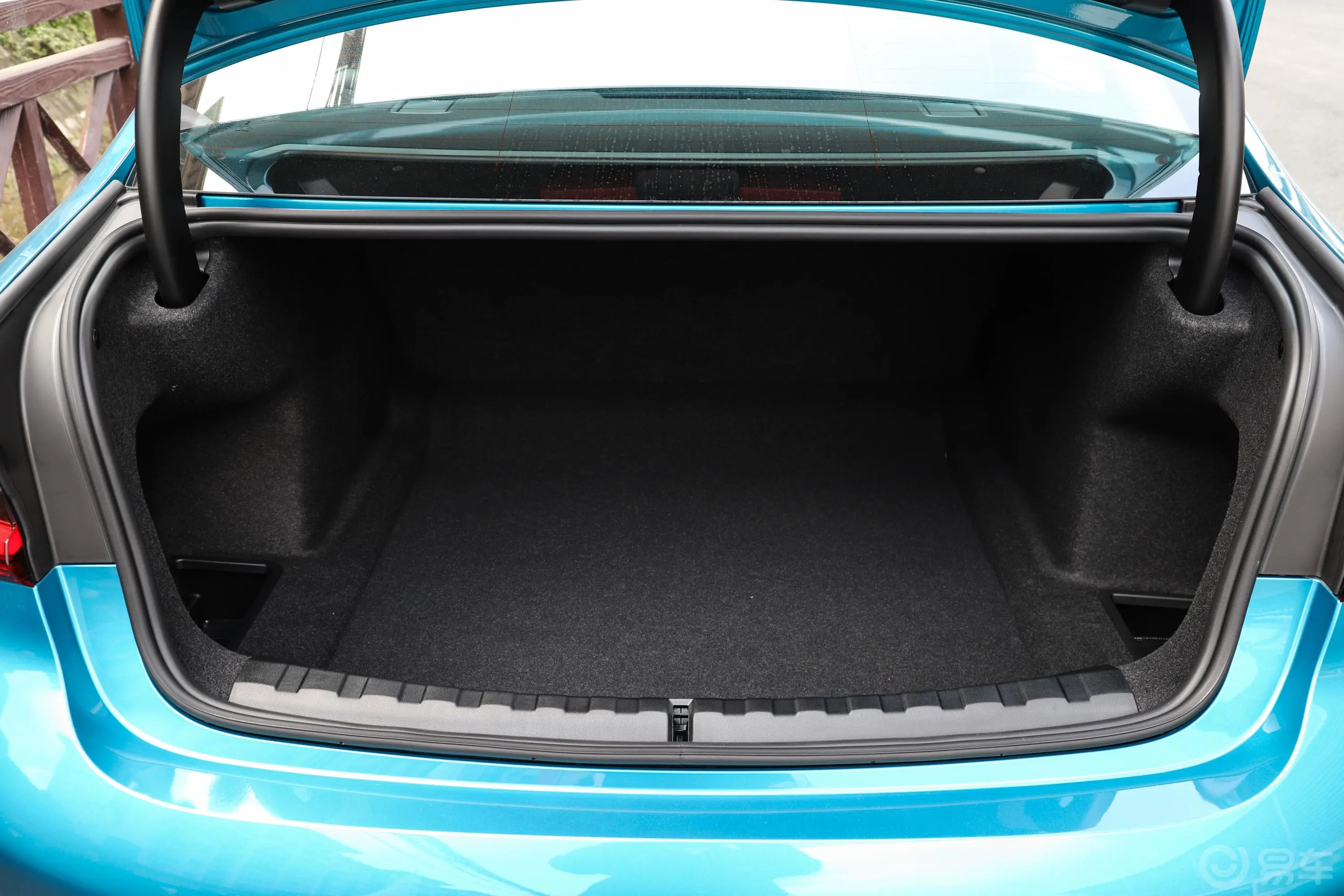 宝马3系325Li xDrive M运动套装后备厢空间特写
