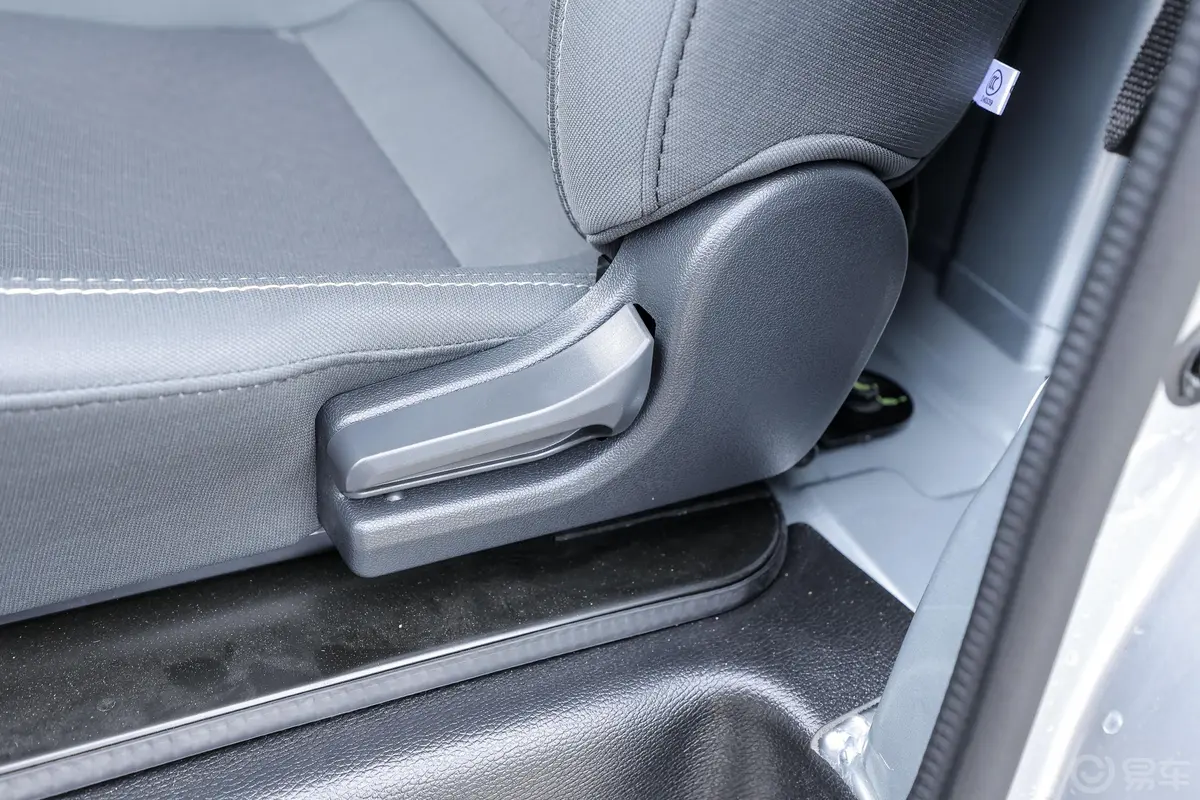 神骐PLUS1.8L 手动 单排 舒适版主驾座椅调节