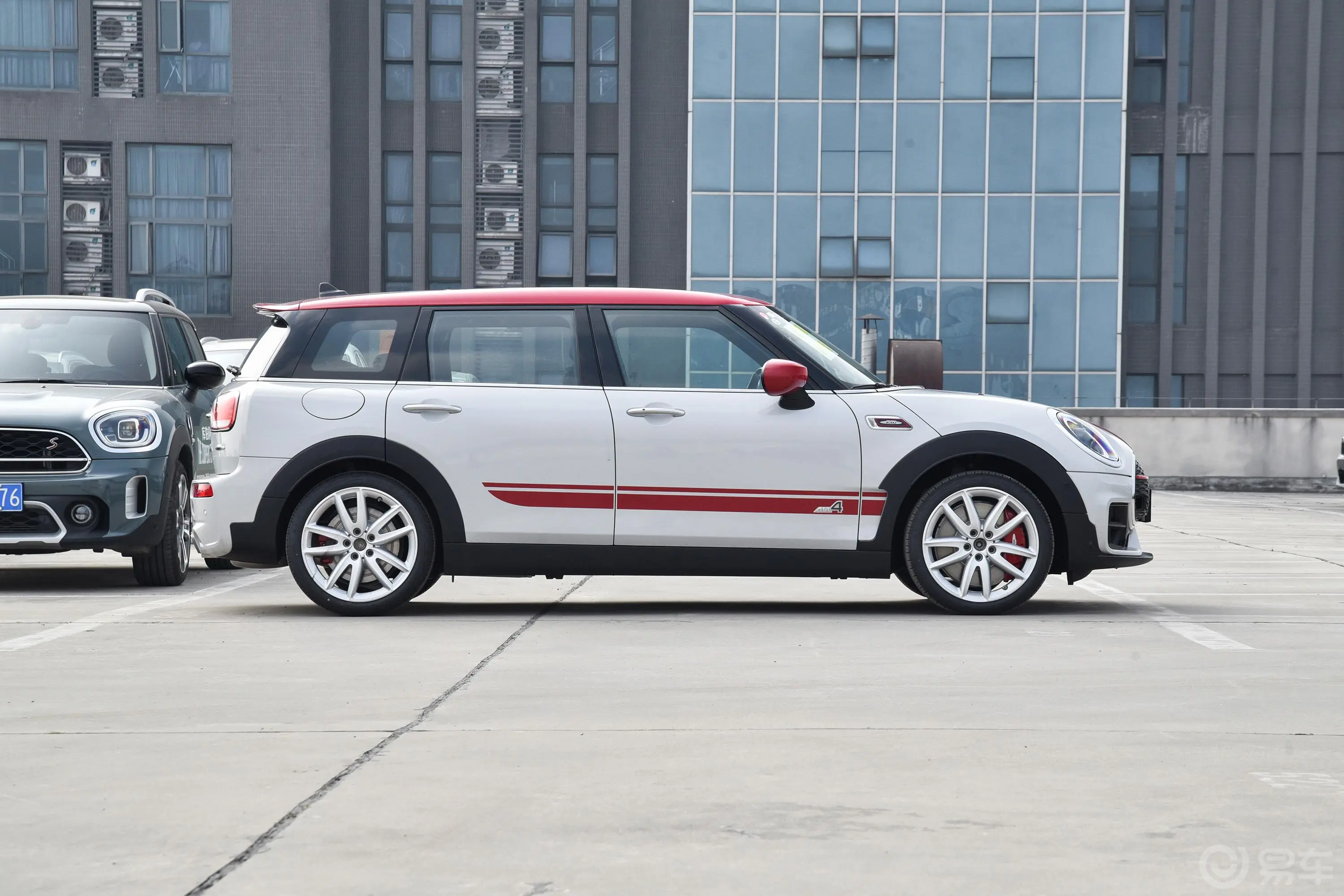 MINI JCW CLUBMAN改款 2.0T JOHN COOPER WORKS ALL-IN正侧车头向右水平