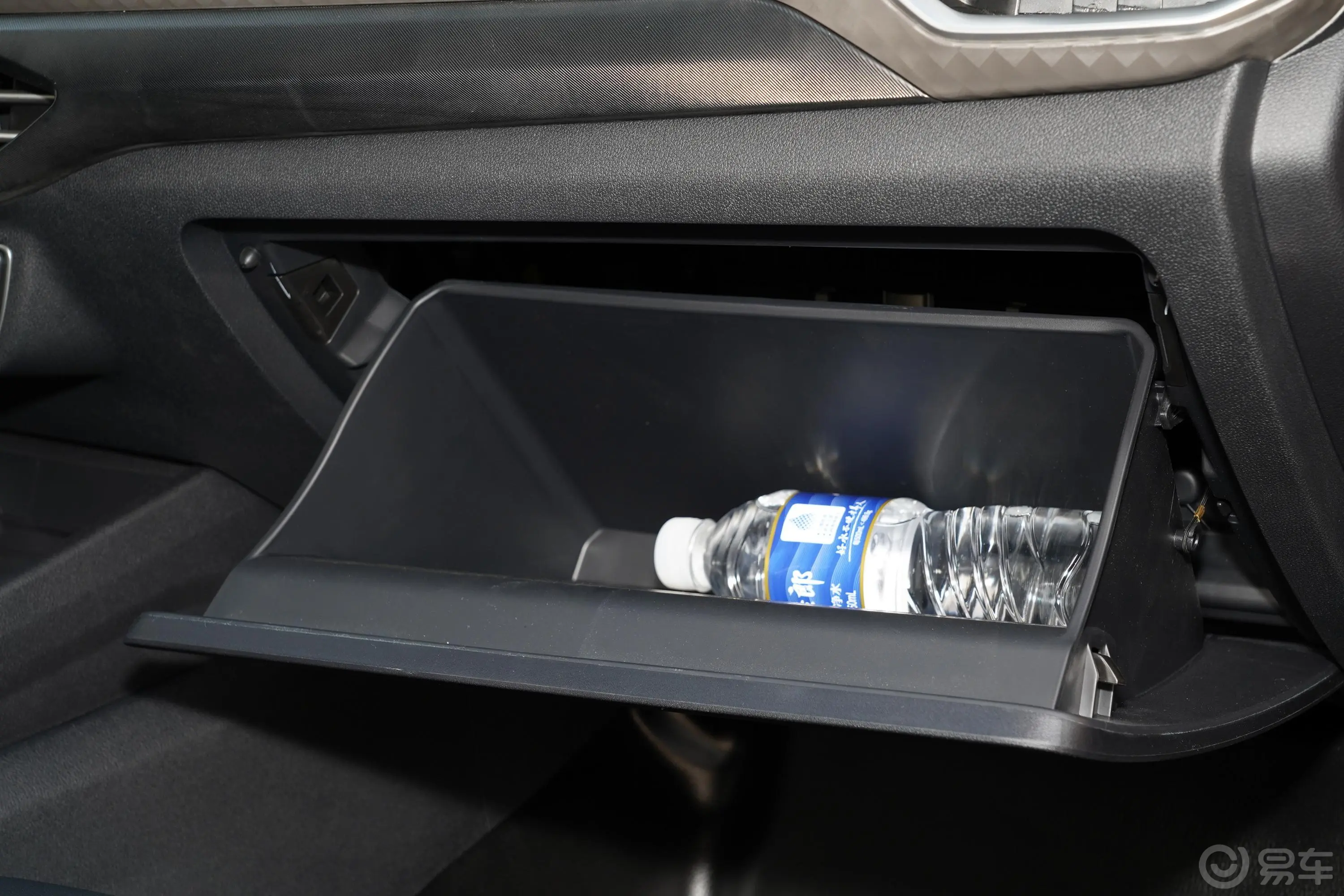 宝典1.8T 两驱长轴尊享版 汽油手套箱空间水瓶横置