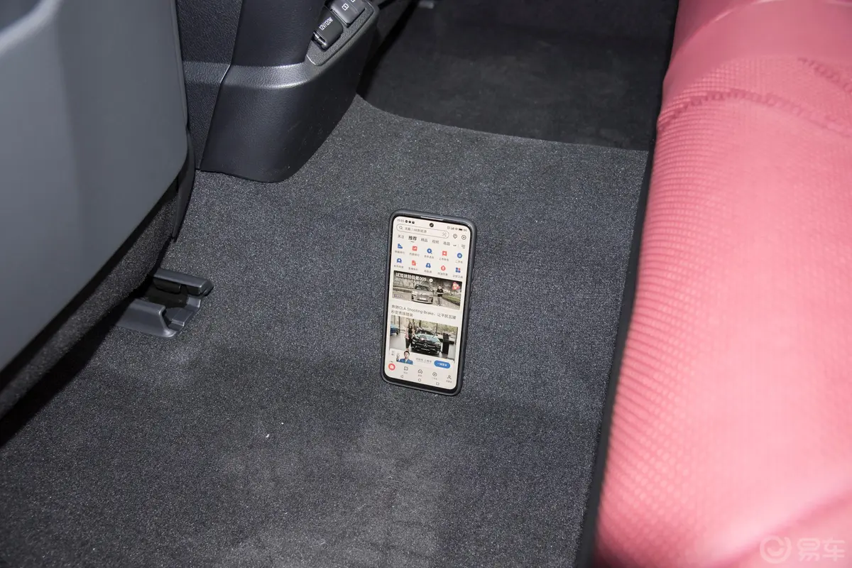 雷克萨斯ES300h 银辉限定版后排地板中间位置