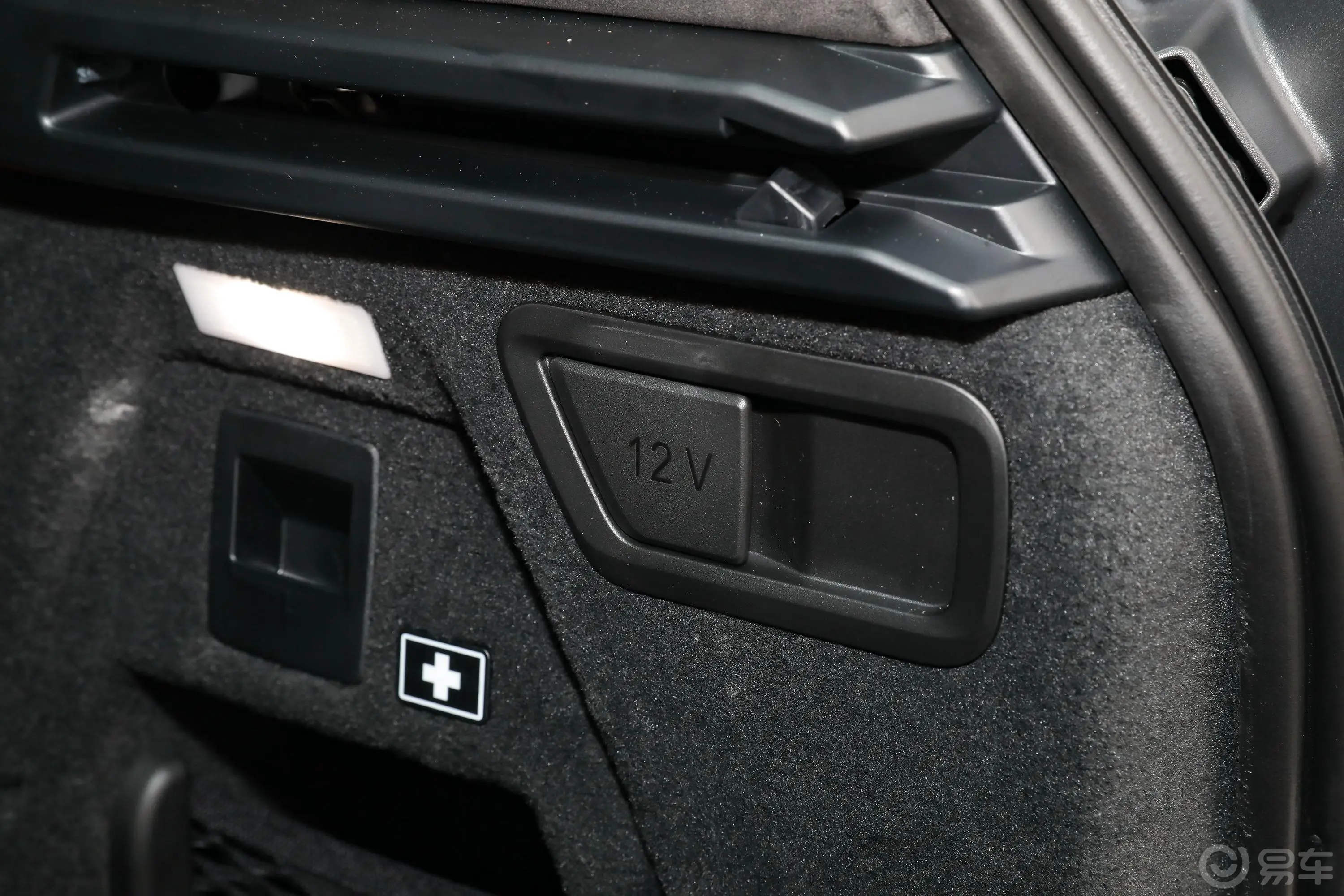 宝马X7xDrive40i 尊享型 M运动套装行李厢电源接口