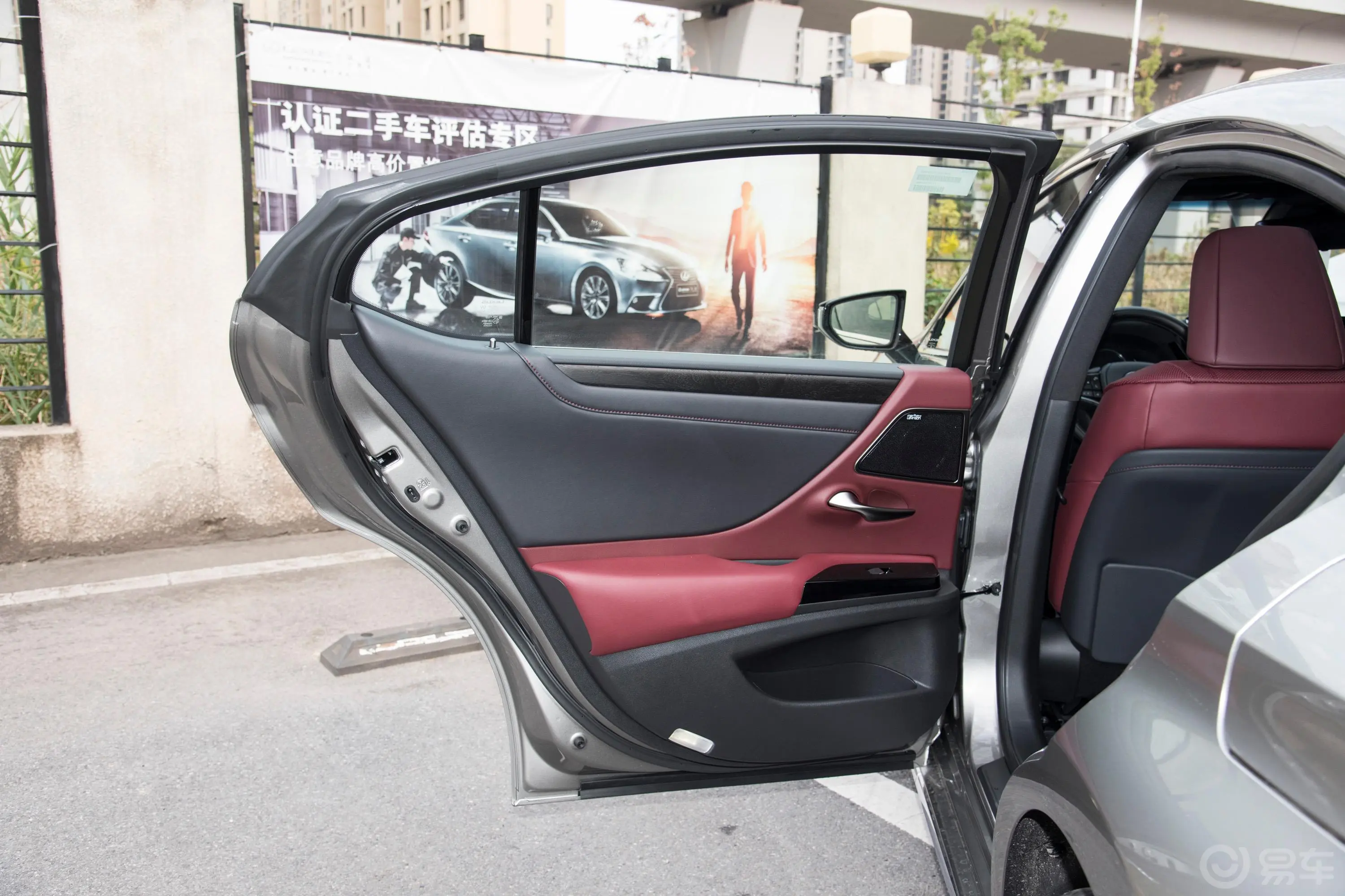 雷克萨斯ES300h 银辉限定版驾驶员侧后车门