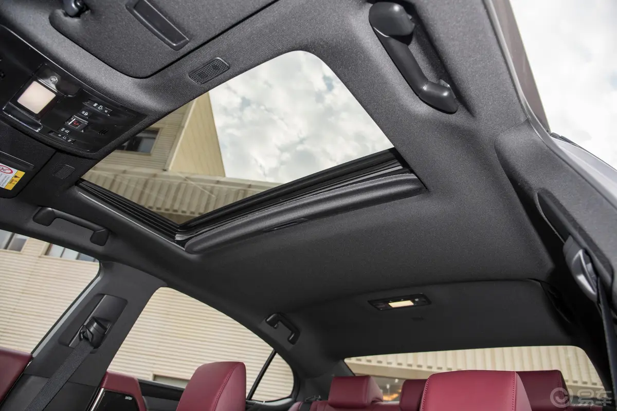雷克萨斯ES300h 银辉限定版天窗内拍关闭
