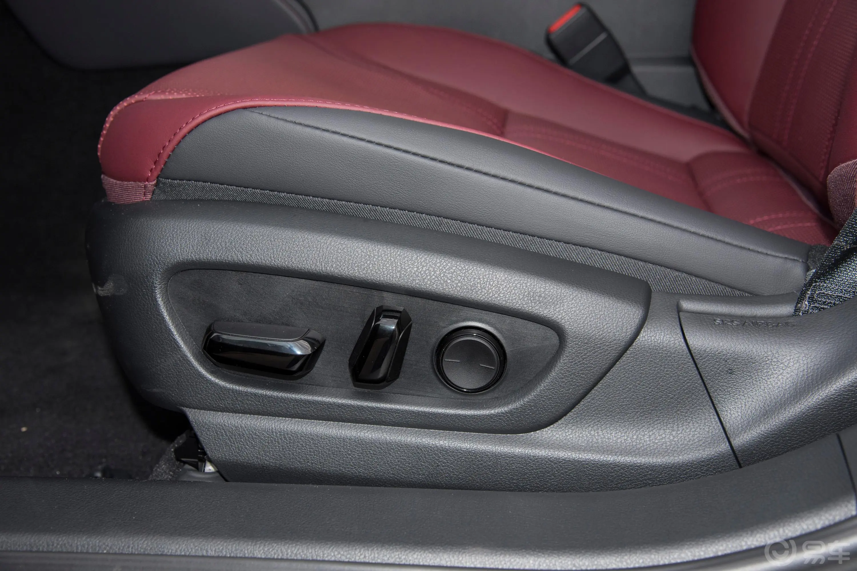 雷克萨斯ES300h 银辉限定版主驾座椅调节